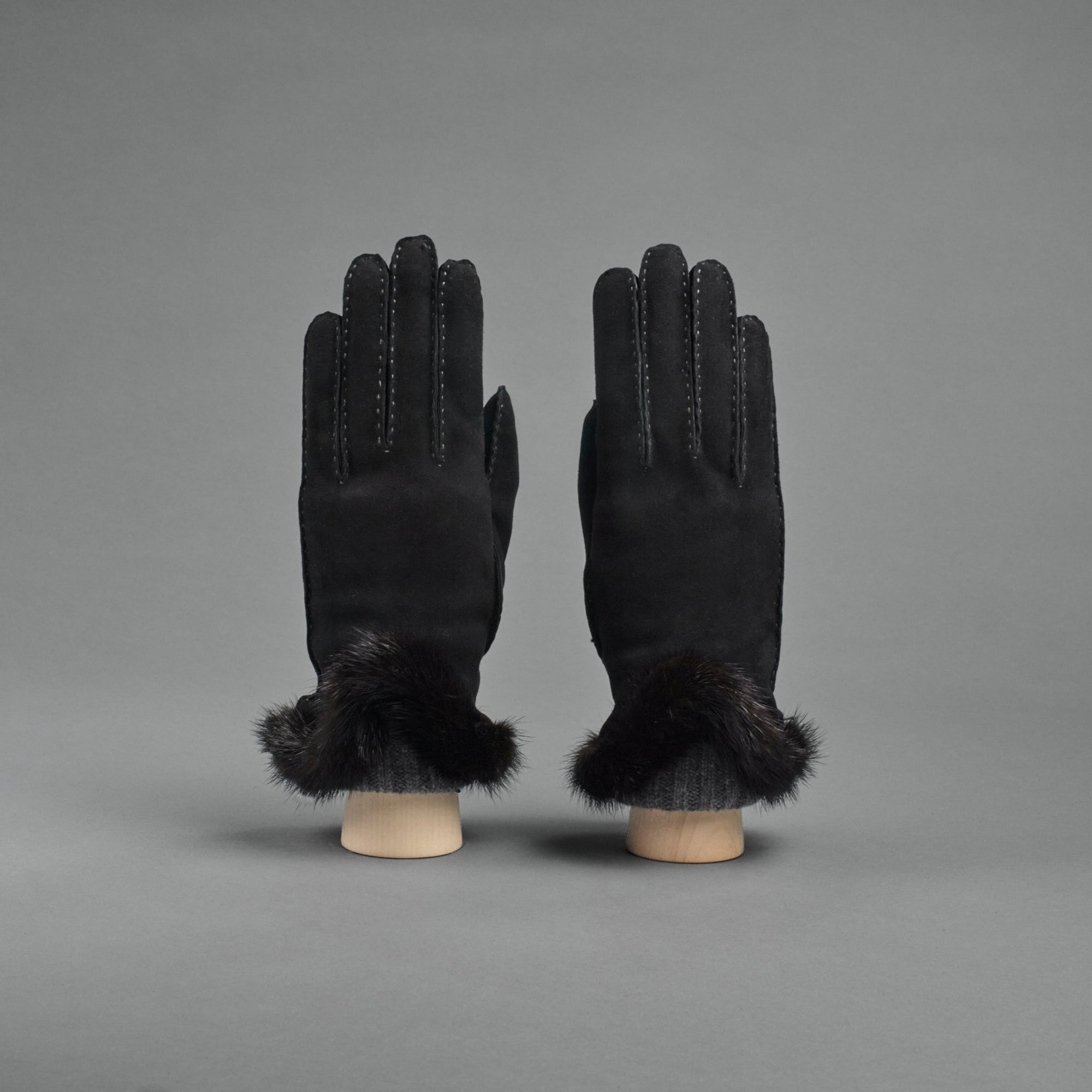 Ladies Gloves from Black Goatskin lined with Grey Cashmere and framed with Mink