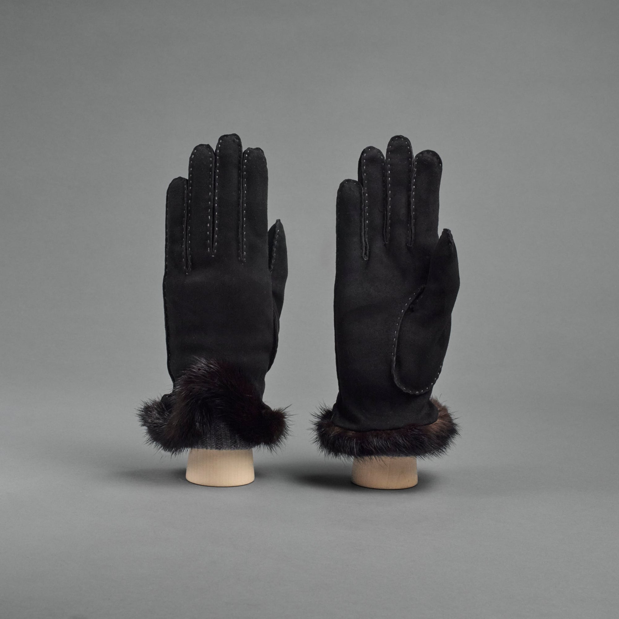 Ladies Gloves from Black Goatskin lined with Grey Cashmere and framed with Mink
