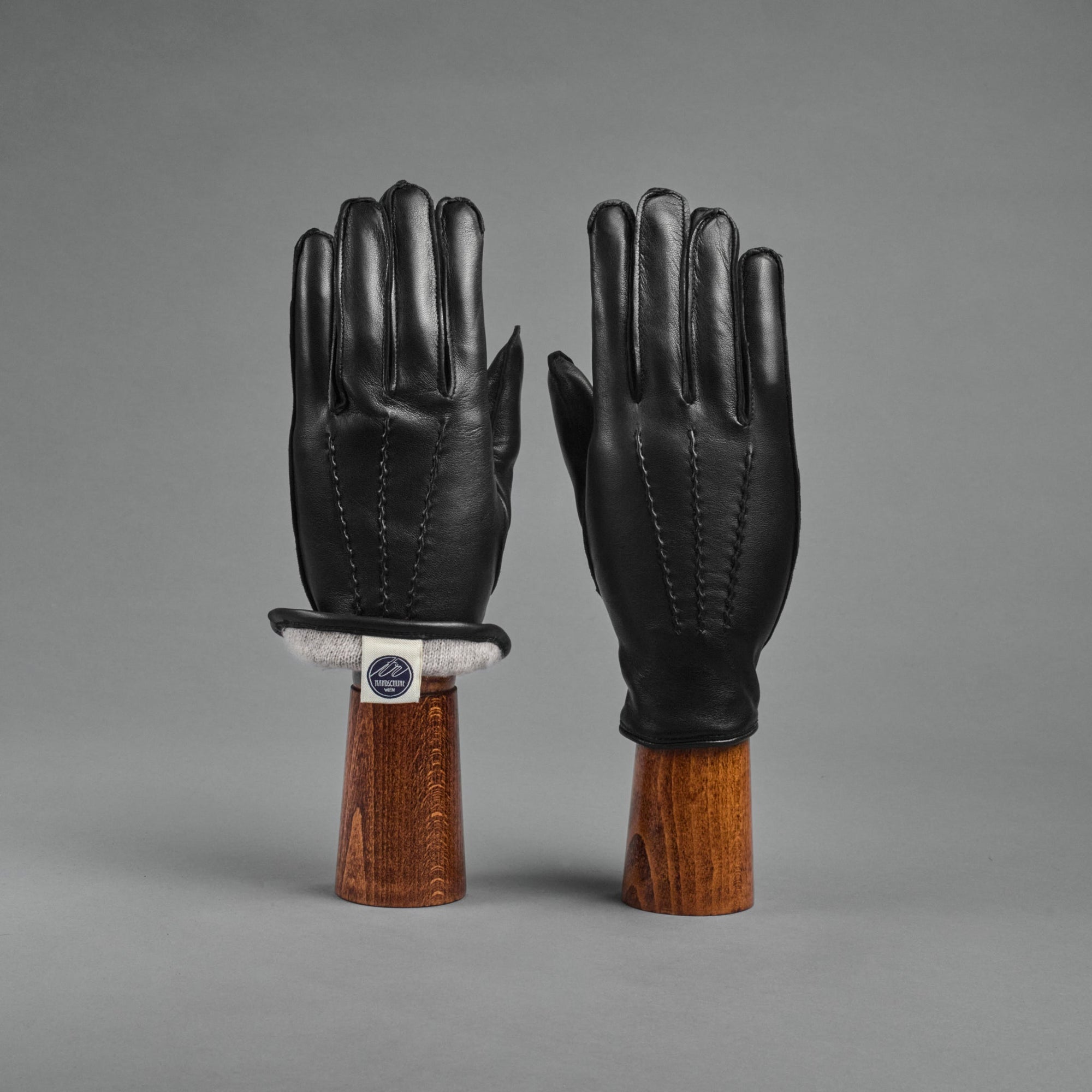 Herrenhandschuhe aus schwarzem Schafhaarnappa mit Kaschmirfutter und Knopfverschluss