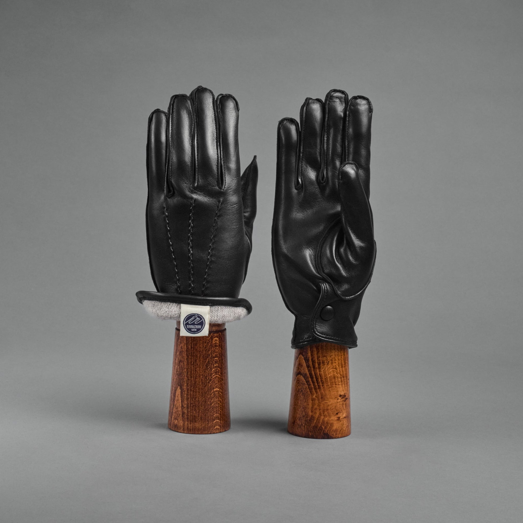 Herrenhandschuhe aus schwarzem Schafhaarnappa mit Kaschmirfutter und Knopfverschluss
