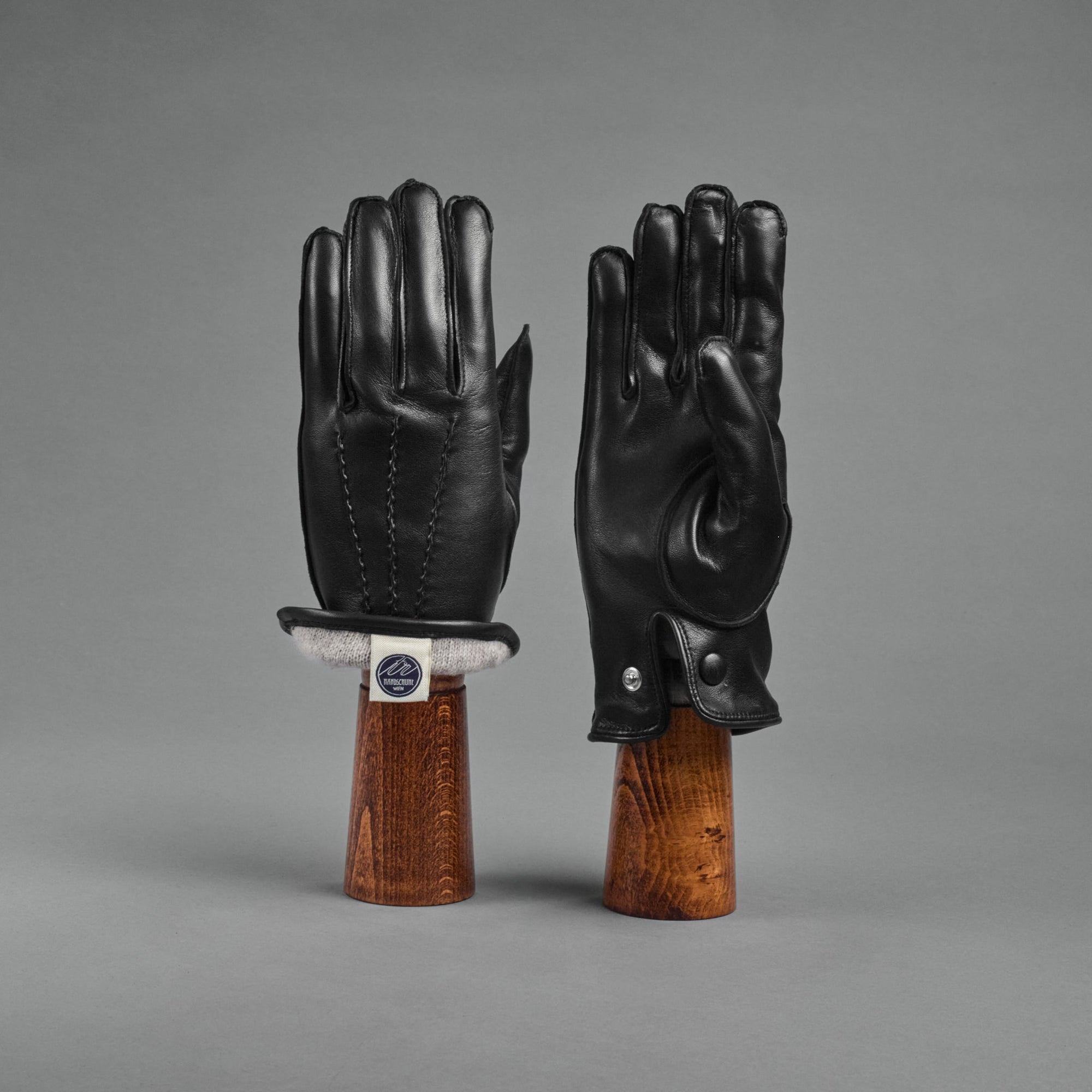 Herrenhandschuhe aus schwarzem Schafhaarnappa mit Kaschmirfutter und Knopfverschluss