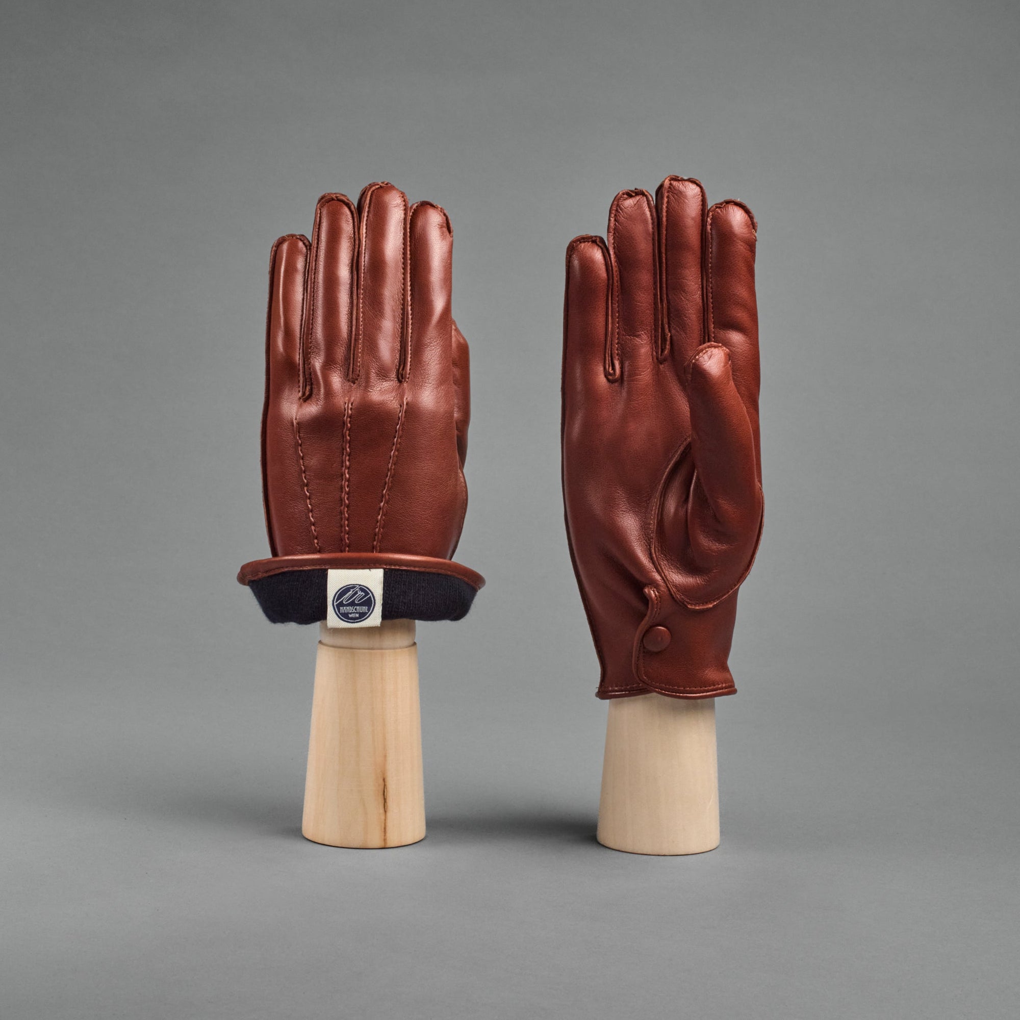 Herrenhandschuhe aus Cognacbraunem Haarschafnappa mit Kaschmirfutter und Knopfverschluss