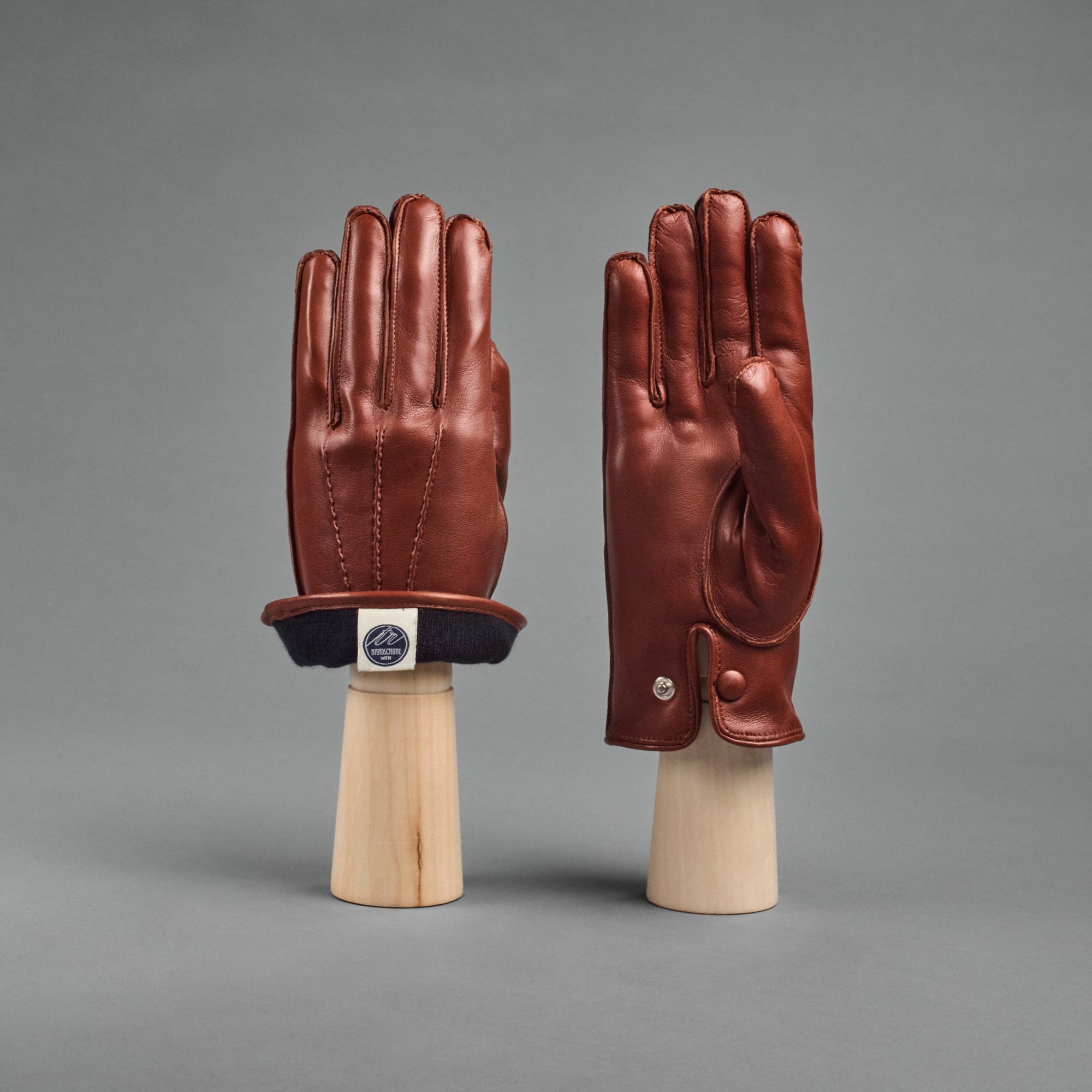 Herrenhandschuhe aus Cognacbraunem Haarschafnappa mit Kaschmirfutter und Knopfverschluss