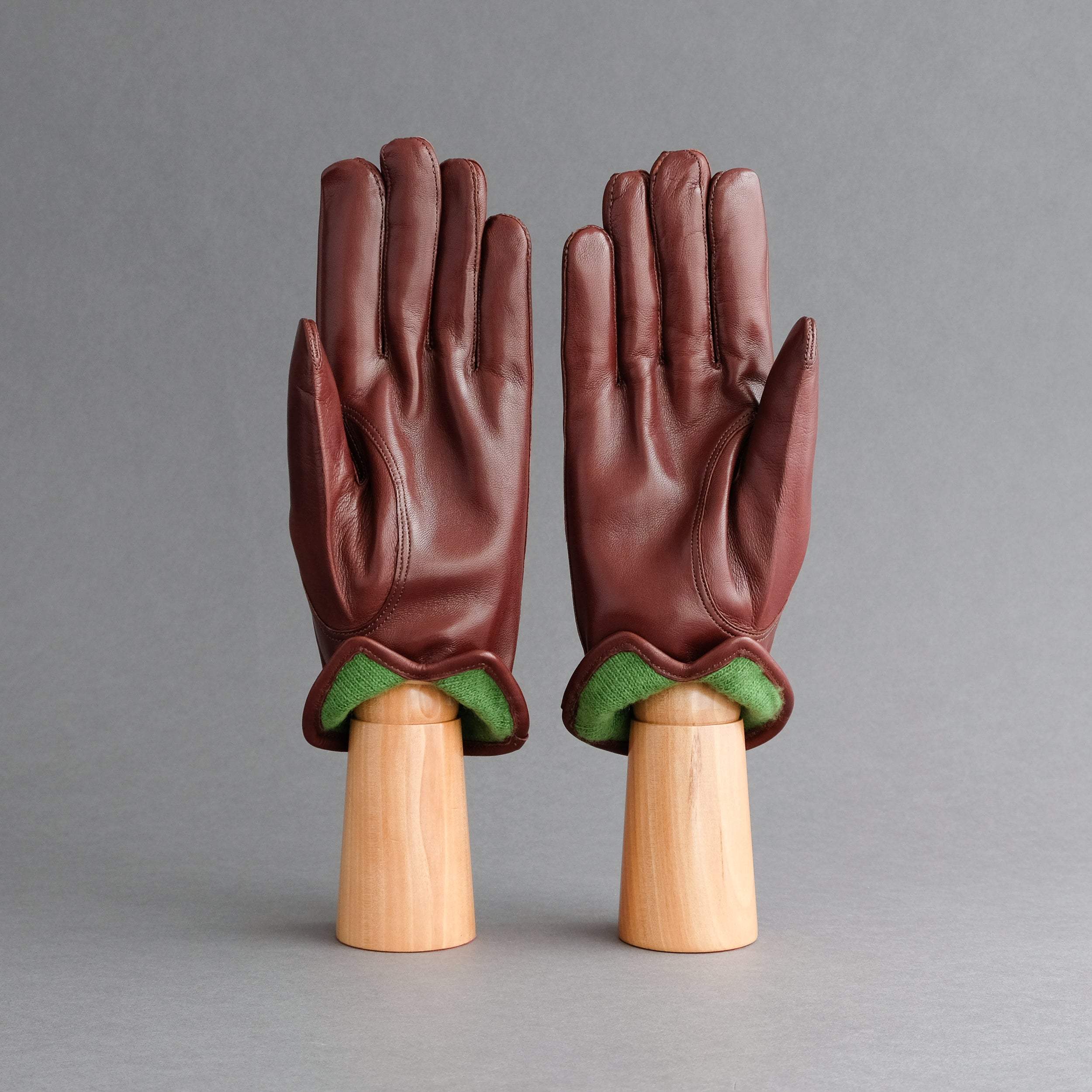 Herrenhandschuhe aus braunem/braunem Schafsnappa, gefüttert mit grünem – TR  Handschuhe Wien - Thomas Riemer Handmade Gloves