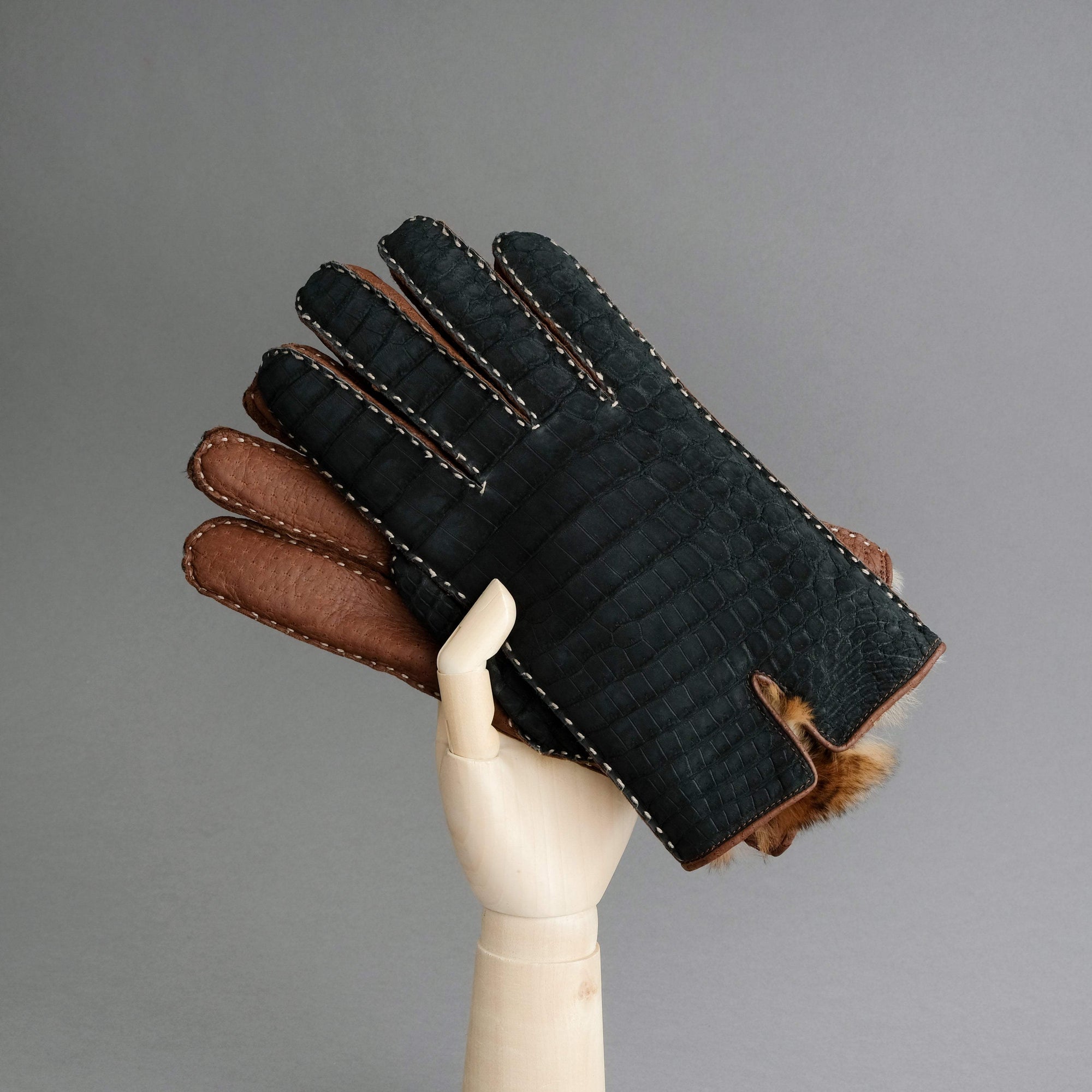 Gentlemen's Gloves from Crocodile and Peccary Leather - TR Handschuhe Wien - Thomas Riemer Handmade Gloves