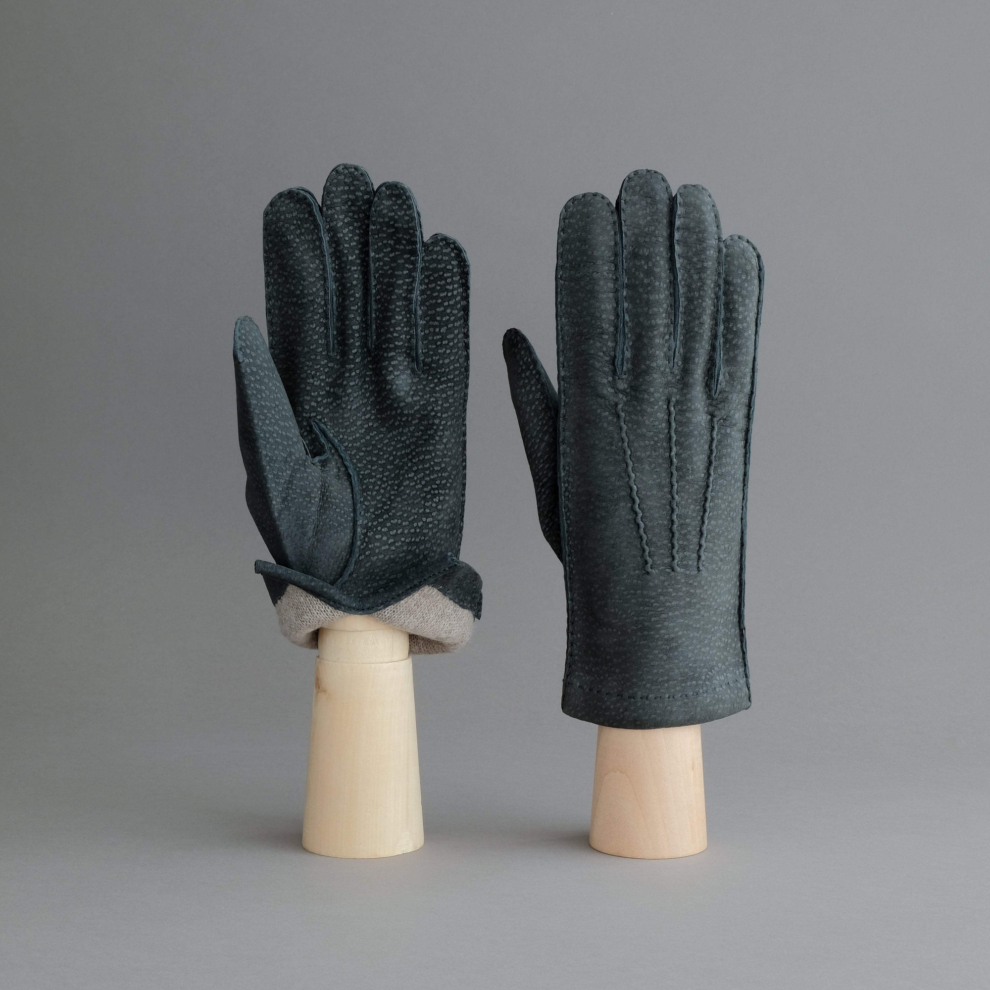 Gentlemen's Gloves from Grey Carpincho Leather Lined With Cashmere - TR Handschuhe Wien - Thomas Riemer Handmade Gloves