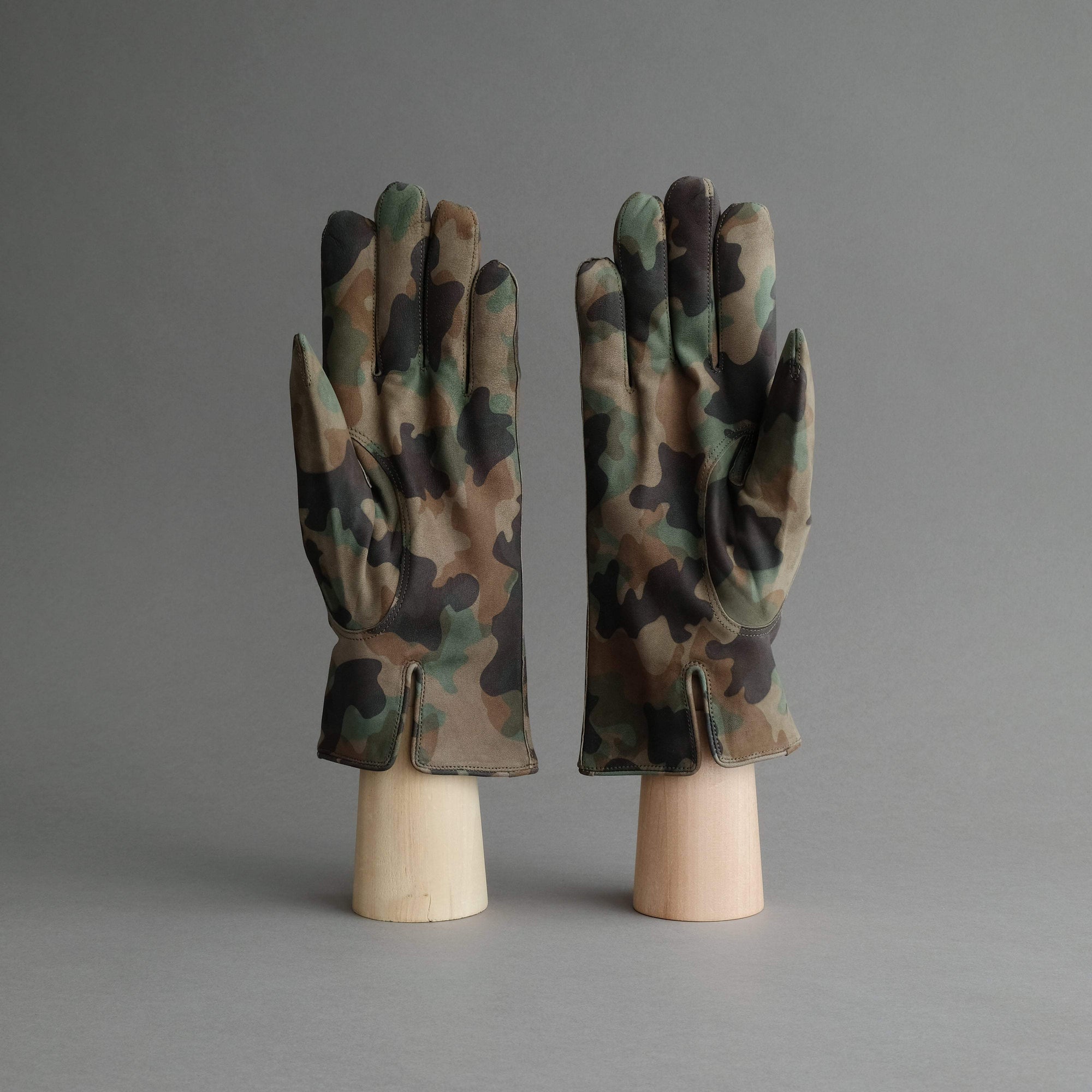 Gentlemen's Gloves from Military Green Goatskin Lined with Cashmere - TR Handschuhe Wien - Thomas Riemer Handmade Gloves