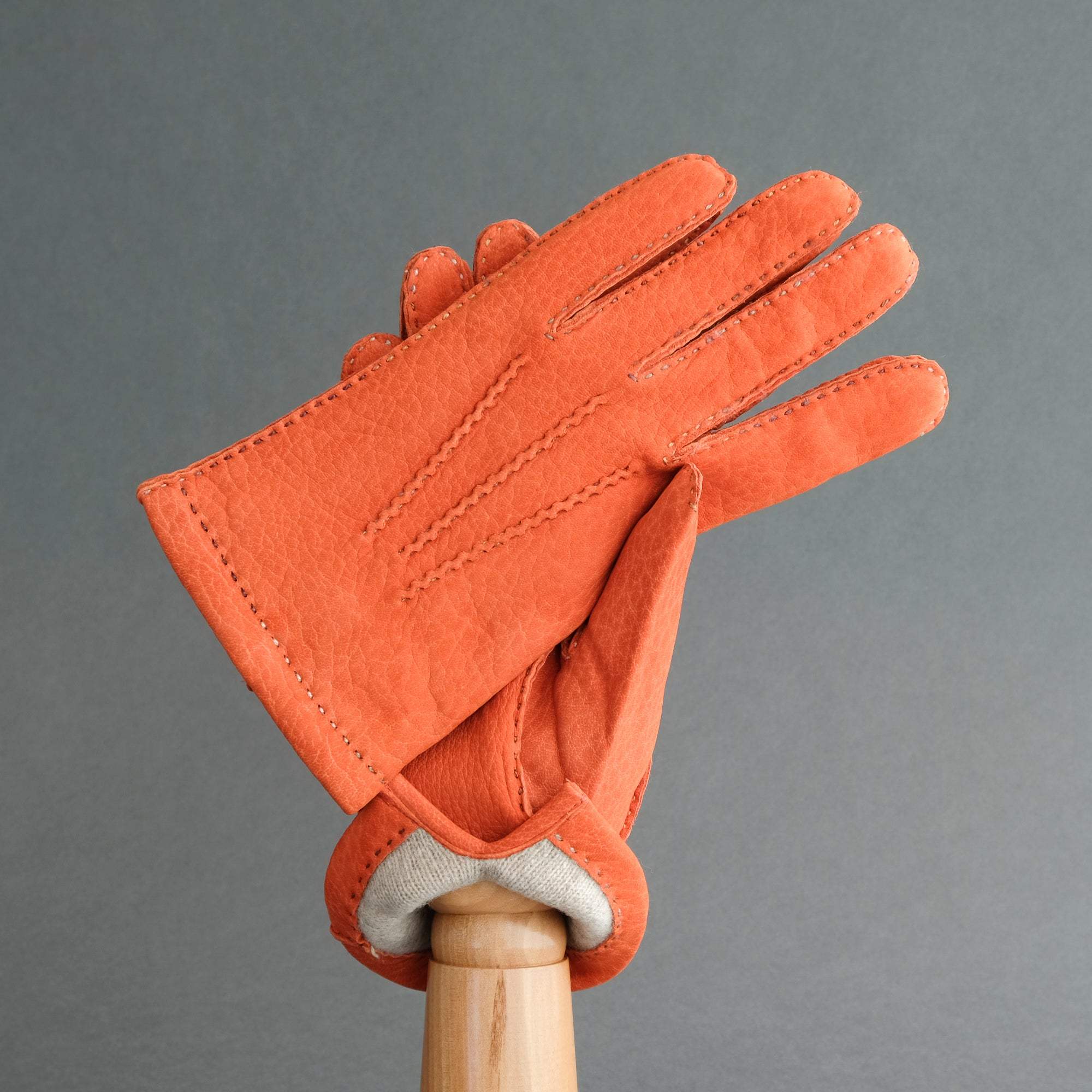 Gentlemen's Gloves from Orange Calfskin Lined with Cashmere - TR Handschuhe Wien - Thomas Riemer Handmade Gloves