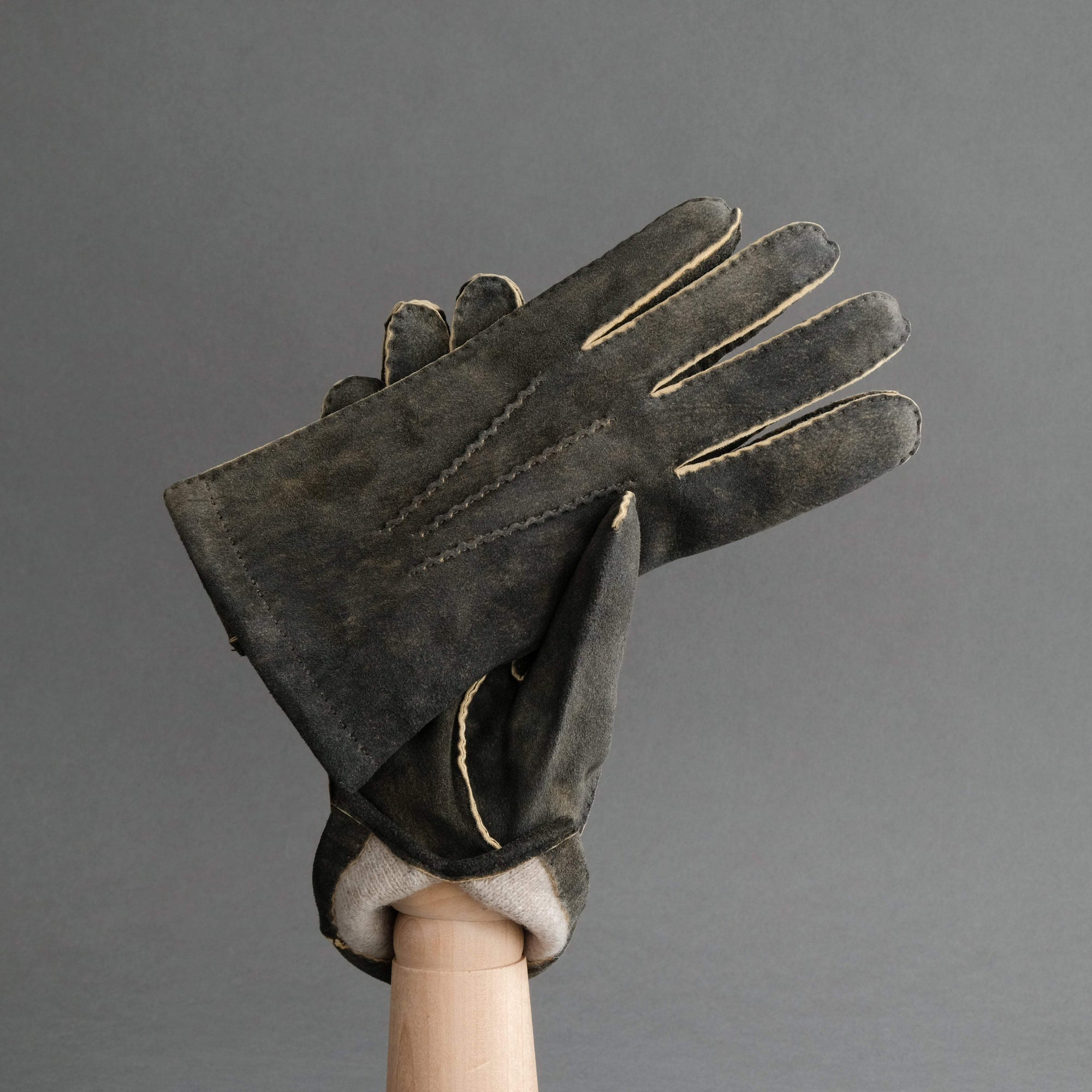 Gentlemen's Gloves from Walnut Goatskin Lined with Cashmere - TR Handschuhe Wien - Thomas Riemer Handmade Gloves