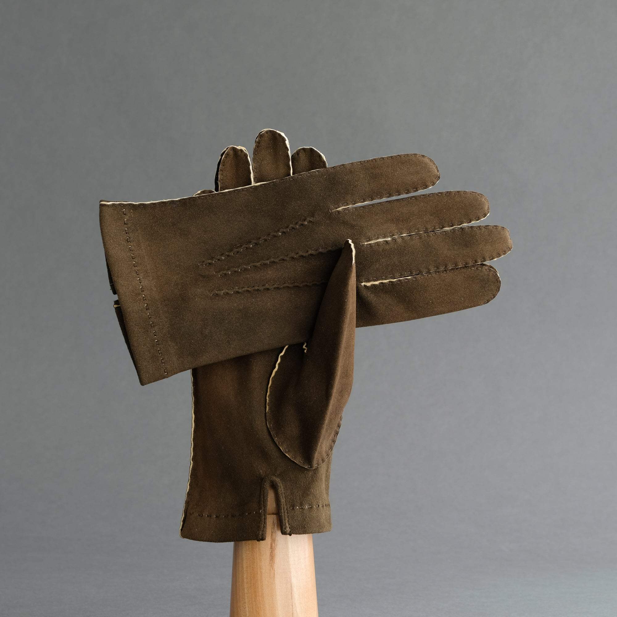 Gentlemen's Hand Sewn Unlined Gloves from Dark Brown Doeskin - TR Handschuhe Wien - Thomas Riemer Handmade Gloves