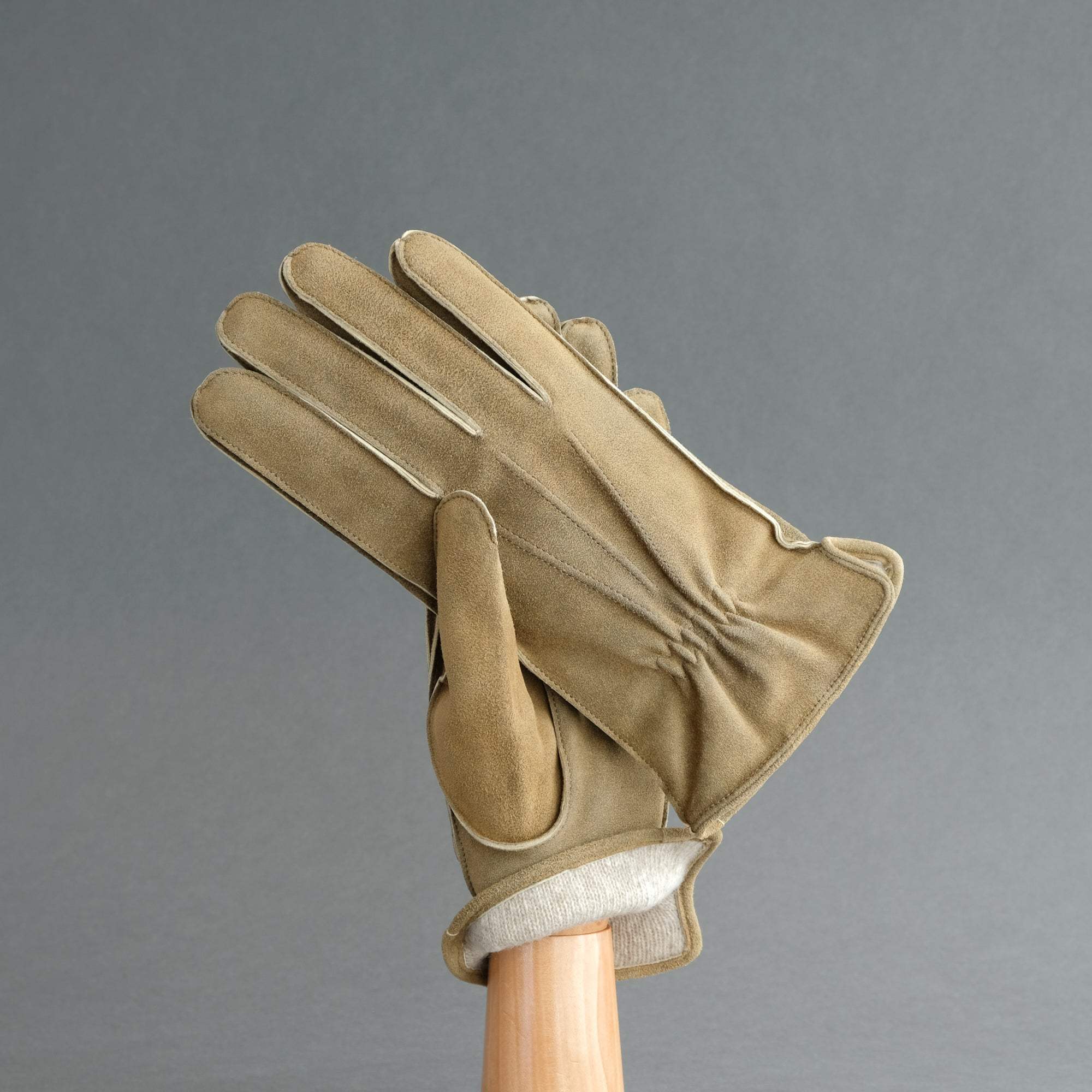 Gentlemen&#39;s Sporty Gloves from Beige Goatskin Lined with Cashmere - TR Handschuhe Wien - Thomas Riemer Handmade Gloves