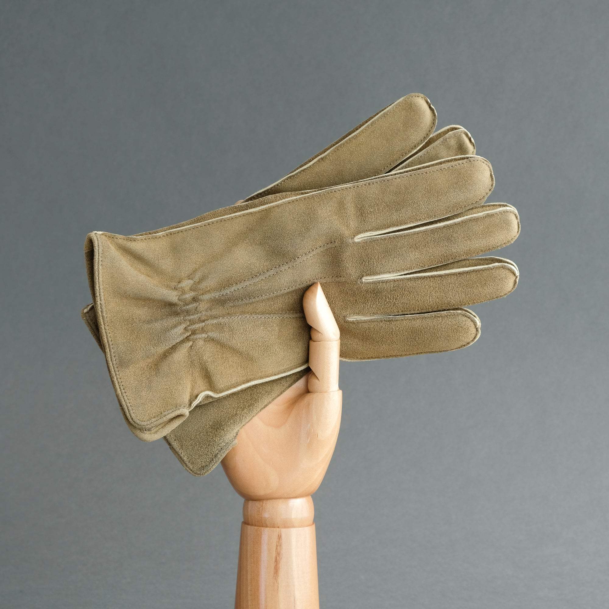 Gentlemen&#39;s Sporty Gloves from Beige Goatskin Lined with Cashmere - TR Handschuhe Wien - Thomas Riemer Handmade Gloves
