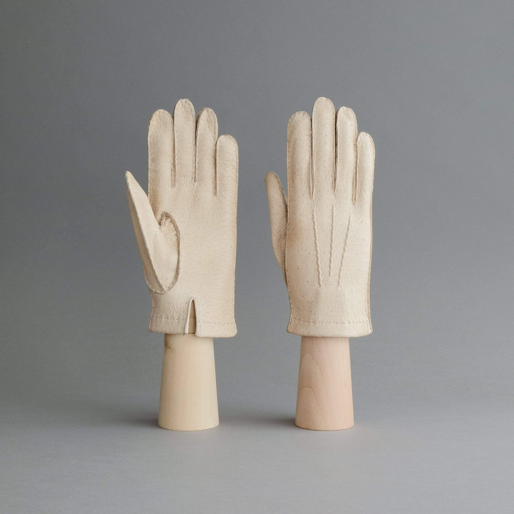 Gentlemen's Unlined Gloves from Beige Peccary - TR Handschuhe Wien - Thomas Riemer Handmade Gloves