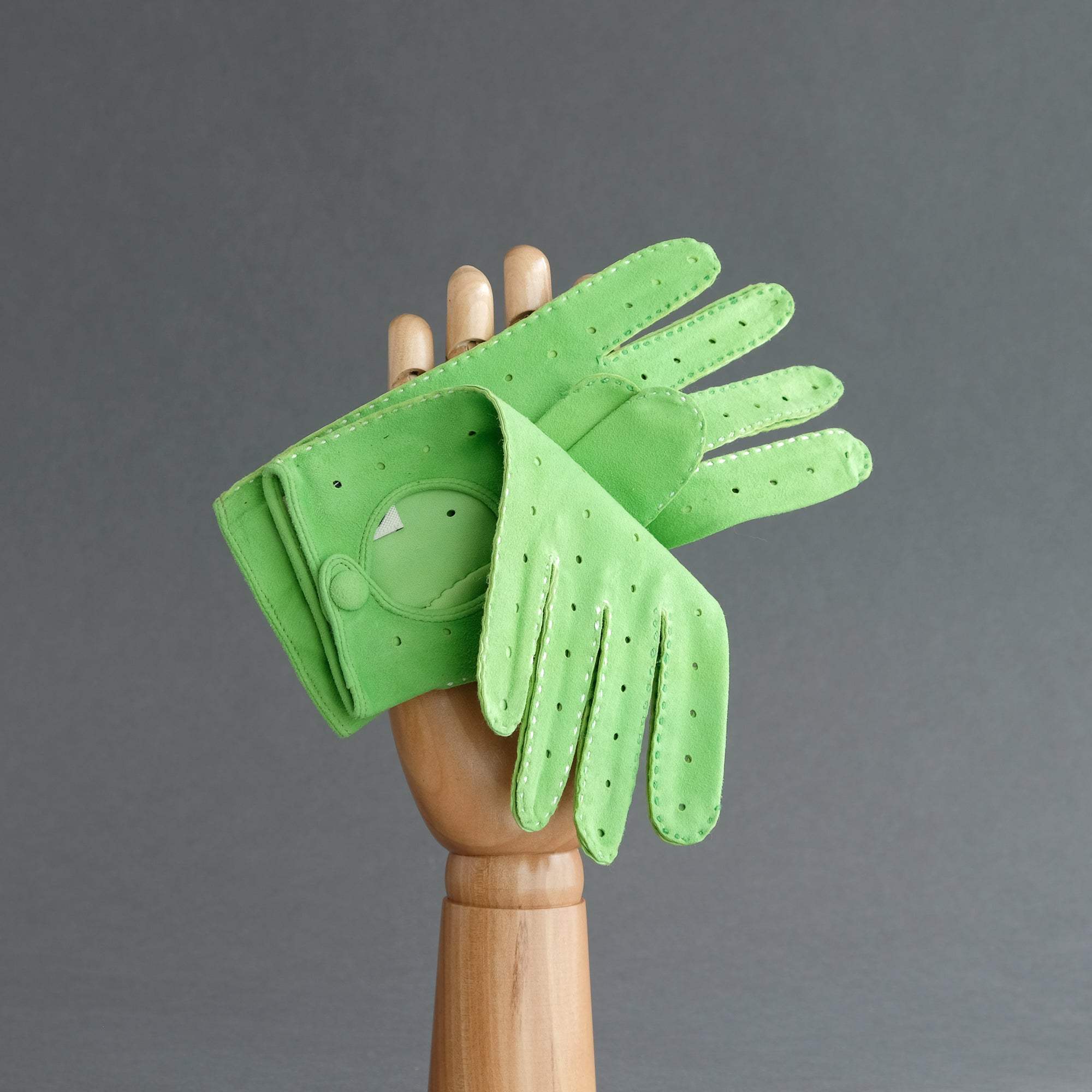 Ladies Unlined Driving Gloves From Green Reindeer Suede - TR Handschuhe Wien - Thomas Riemer Handmade Gloves