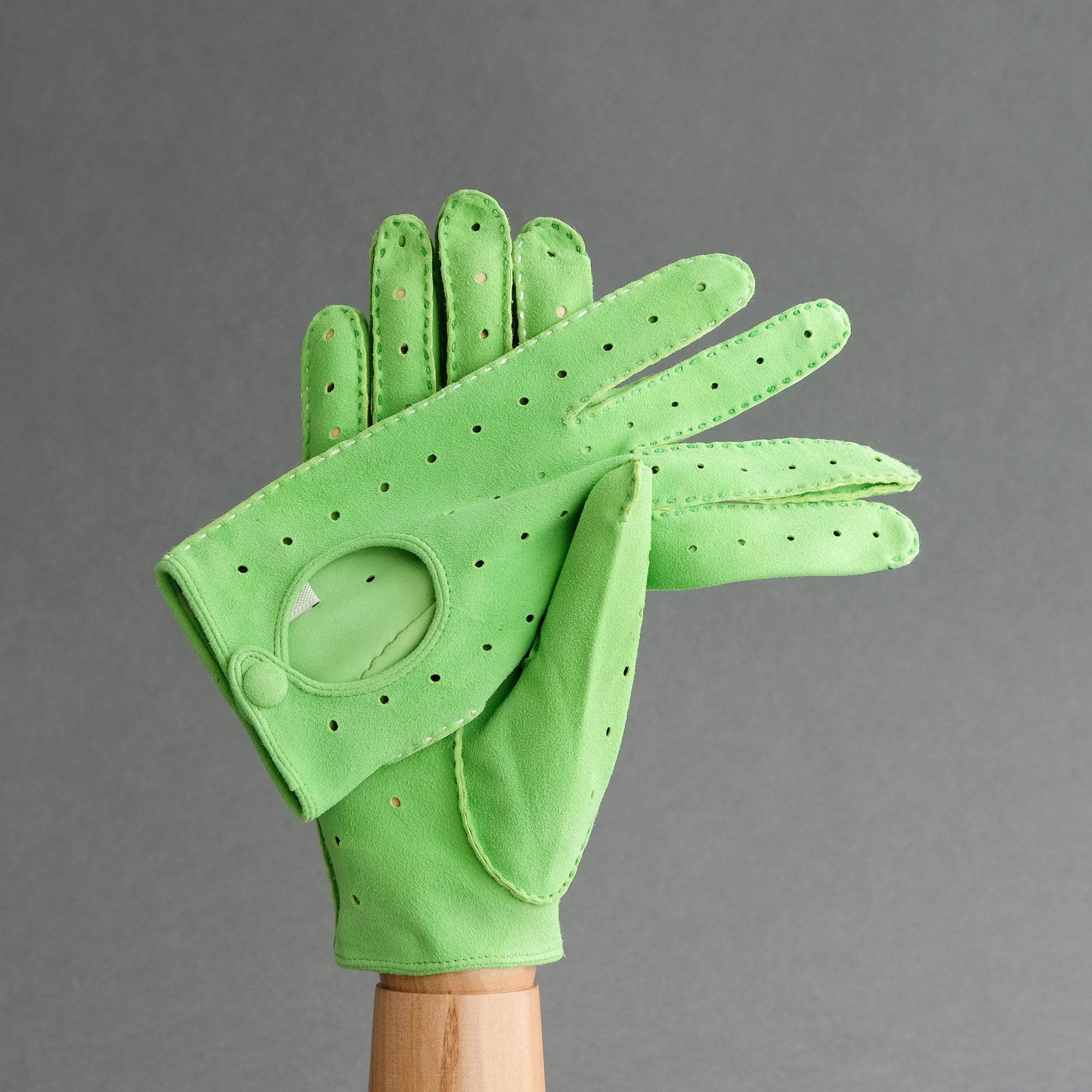 Ladies Unlined Driving Gloves From Green Reindeer Suede - TR Handschuhe Wien - Thomas Riemer Handmade Gloves