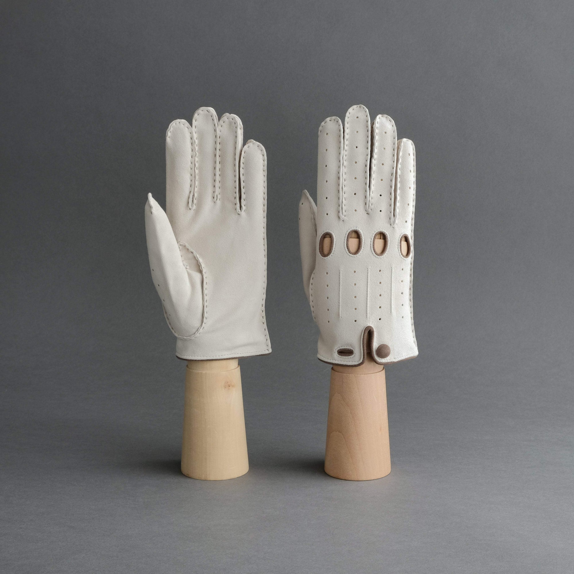 Ladies Unlined Driving Gloves From Ivory Reindeer Suede - TR Handschuhe Wien - Thomas Riemer Handmade Gloves