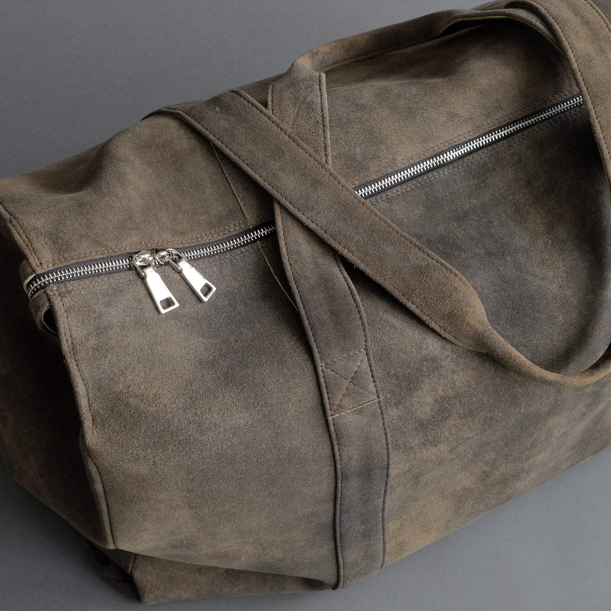 Weekender Tina XL From Walnut Goatskin Suede - TR Handschuhe Wien - Thomas Riemer Handmade Gloves