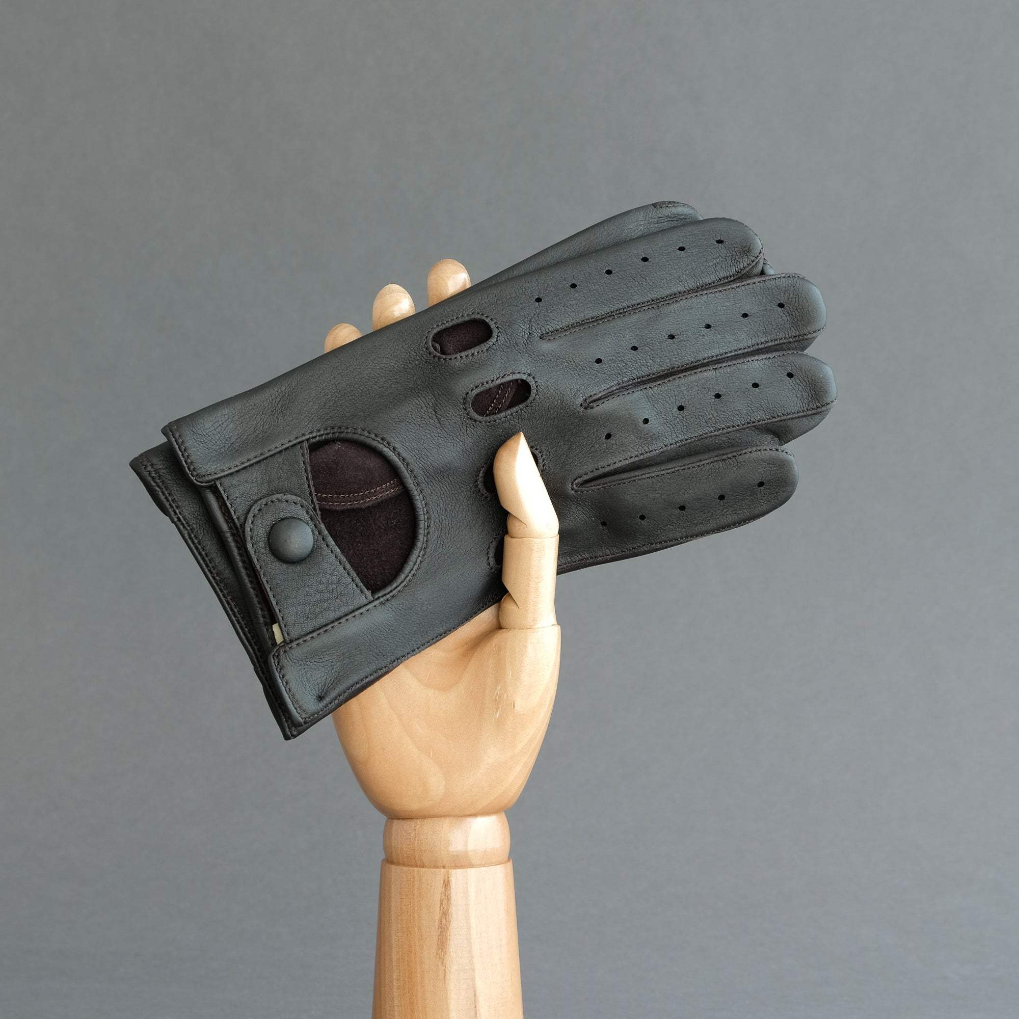 Gentlemen&#39;s Driving Gloves from Dark Brown Deerskin - TR Handschuhe Wien - Thomas Riemer Handmade Gloves