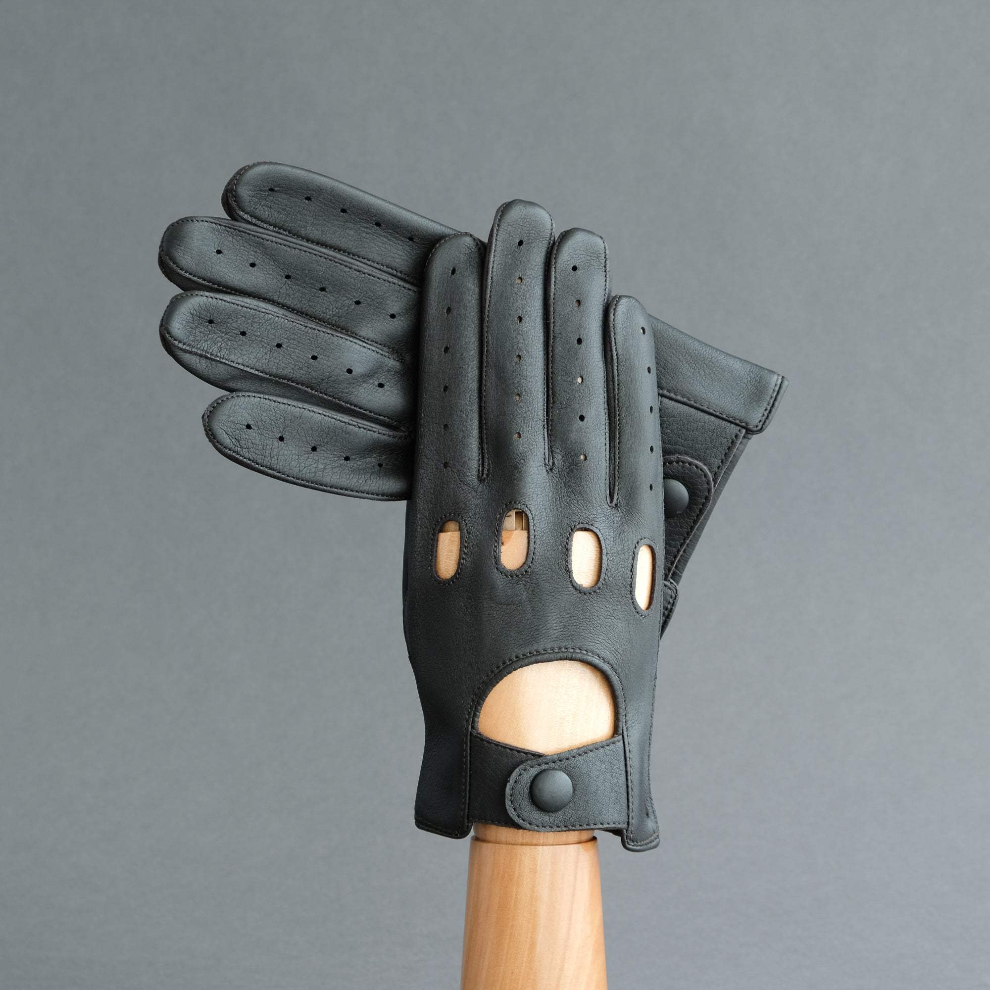 Gentlemen&#39;s Driving Gloves from Dark Brown Deerskin - TR Handschuhe Wien - Thomas Riemer Handmade Gloves