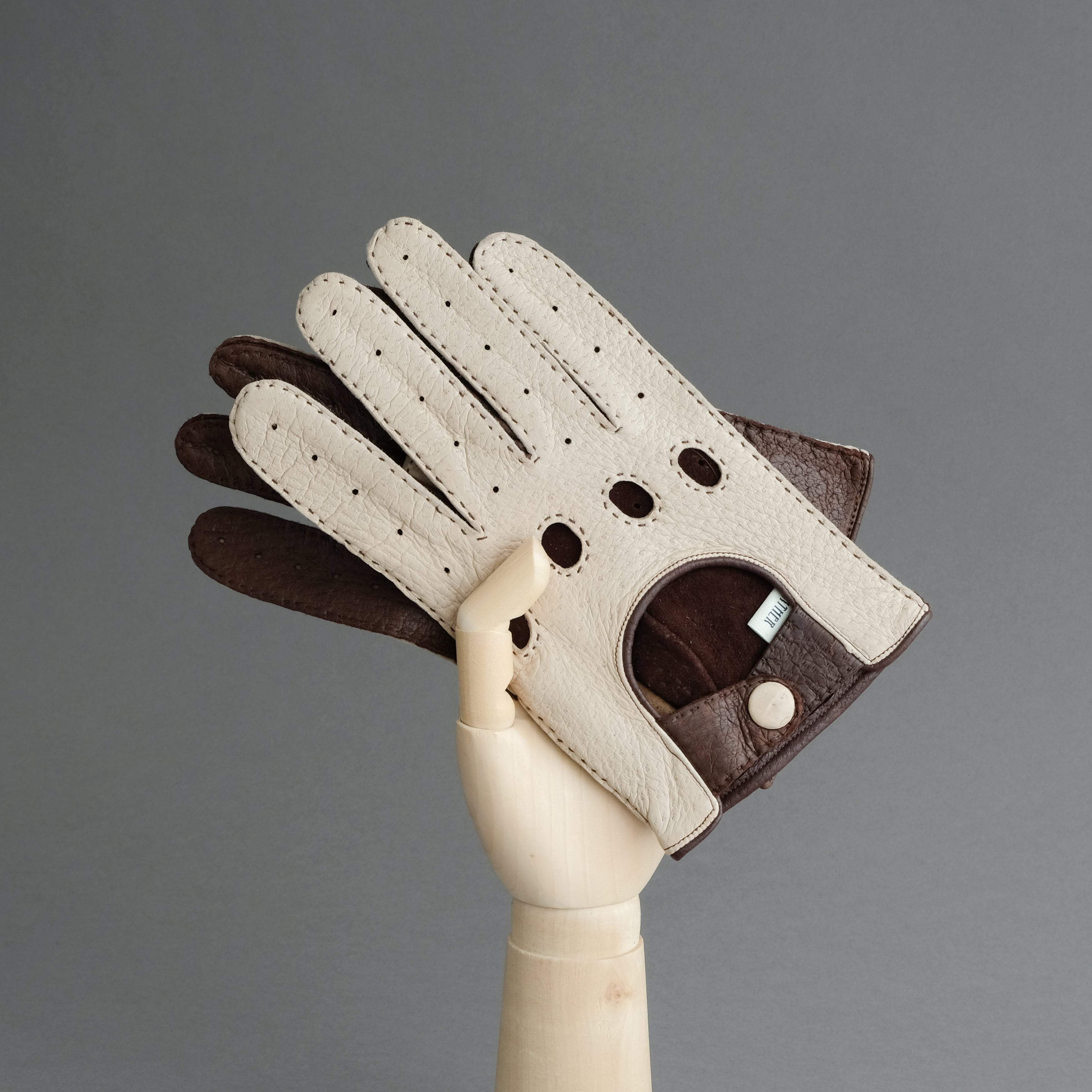 Gentlemen&#39;s Driving Gloves from Off-White and Dark Brown Unlined Peccary - TR Handschuhe Wien - Thomas Riemer Handmade Gloves