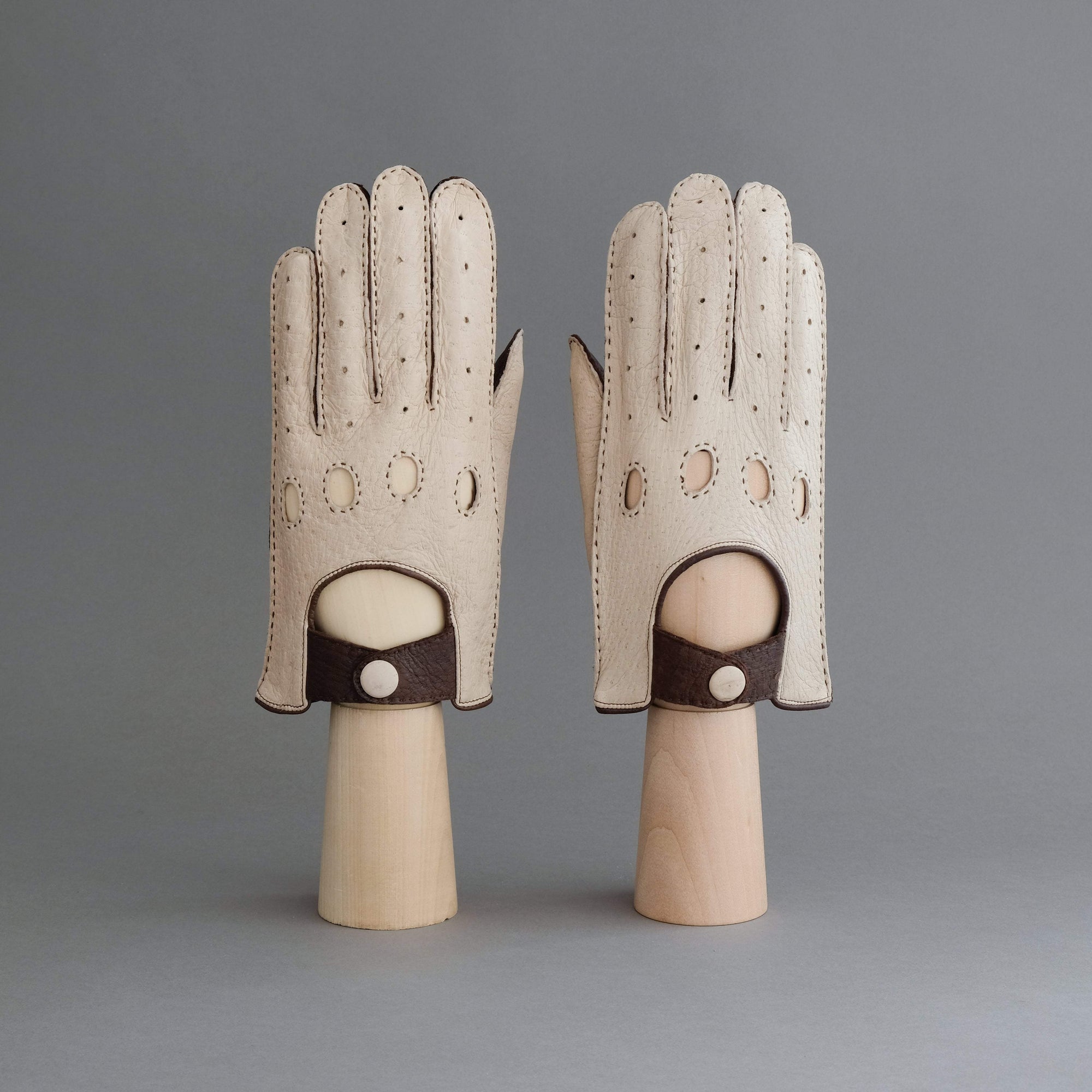 Gentlemen&#39;s Driving Gloves from Off-White and Dark Brown Unlined Peccary - TR Handschuhe Wien - Thomas Riemer Handmade Gloves