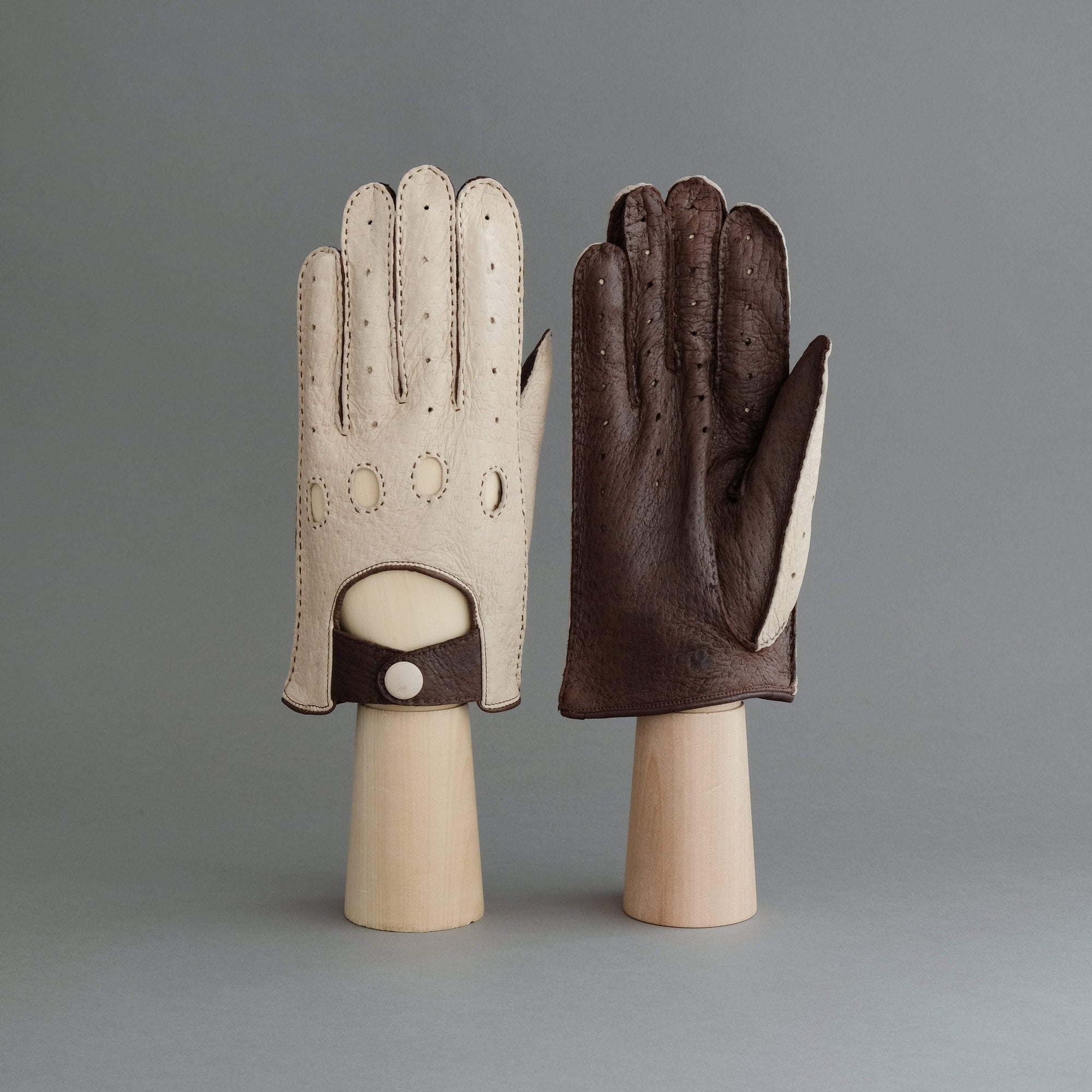 Gentlemen's Driving Gloves from Off-White and Dark Brown Unlined Peccary - TR Handschuhe Wien - Thomas Riemer Handmade Gloves