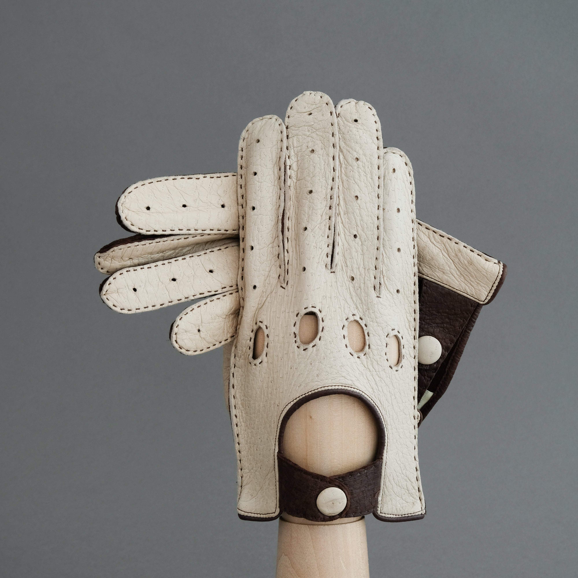 Gentlemen&#39;s Driving Gloves from Off-White and Dark Brown Unlined Peccary - TR Handschuhe Wien - Thomas Riemer Handmade Gloves