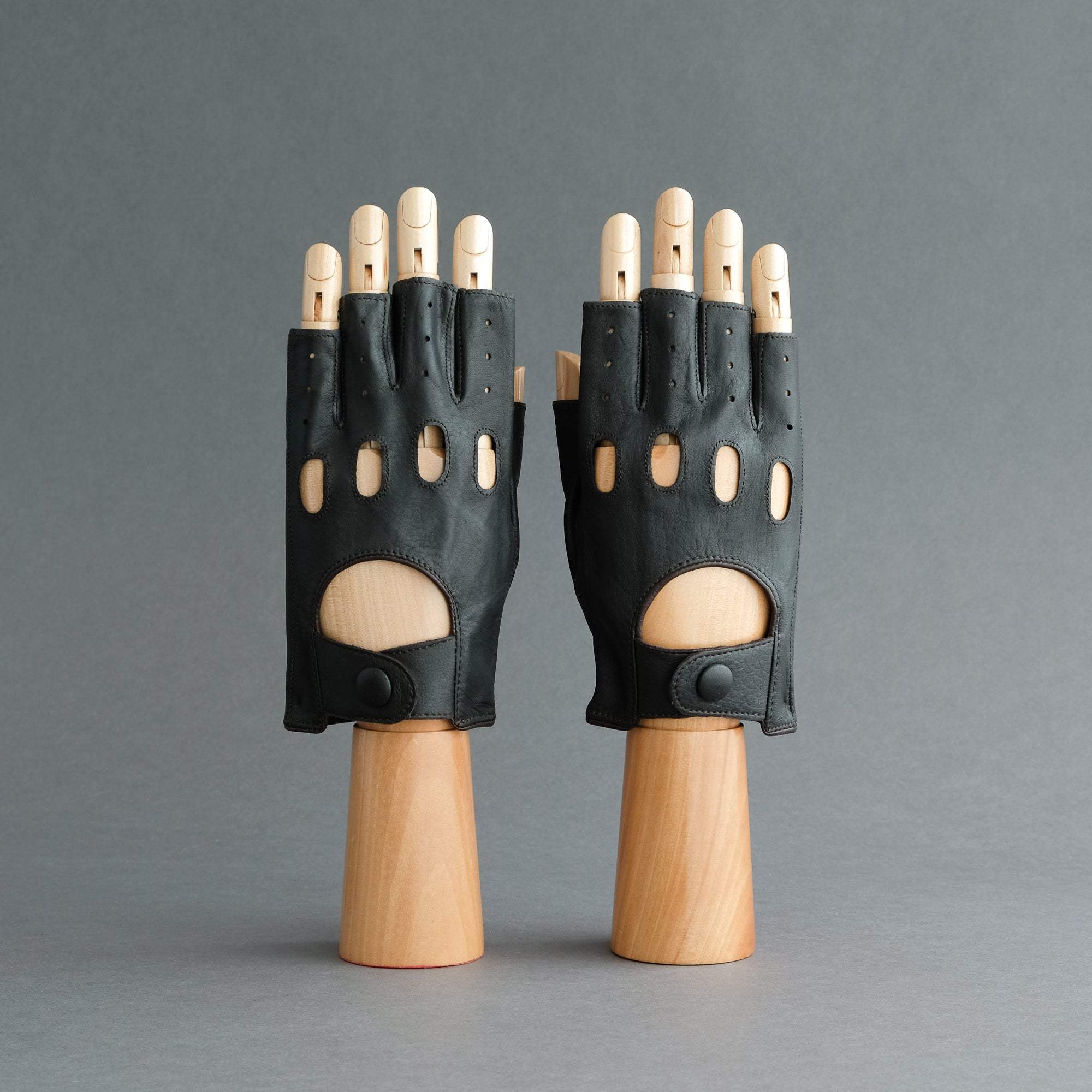 Gentlemen&#39;s Fingerless Driving Gloves from Dark Brown Deerskin - TR Handschuhe Wien - Thomas Riemer Handmade Gloves