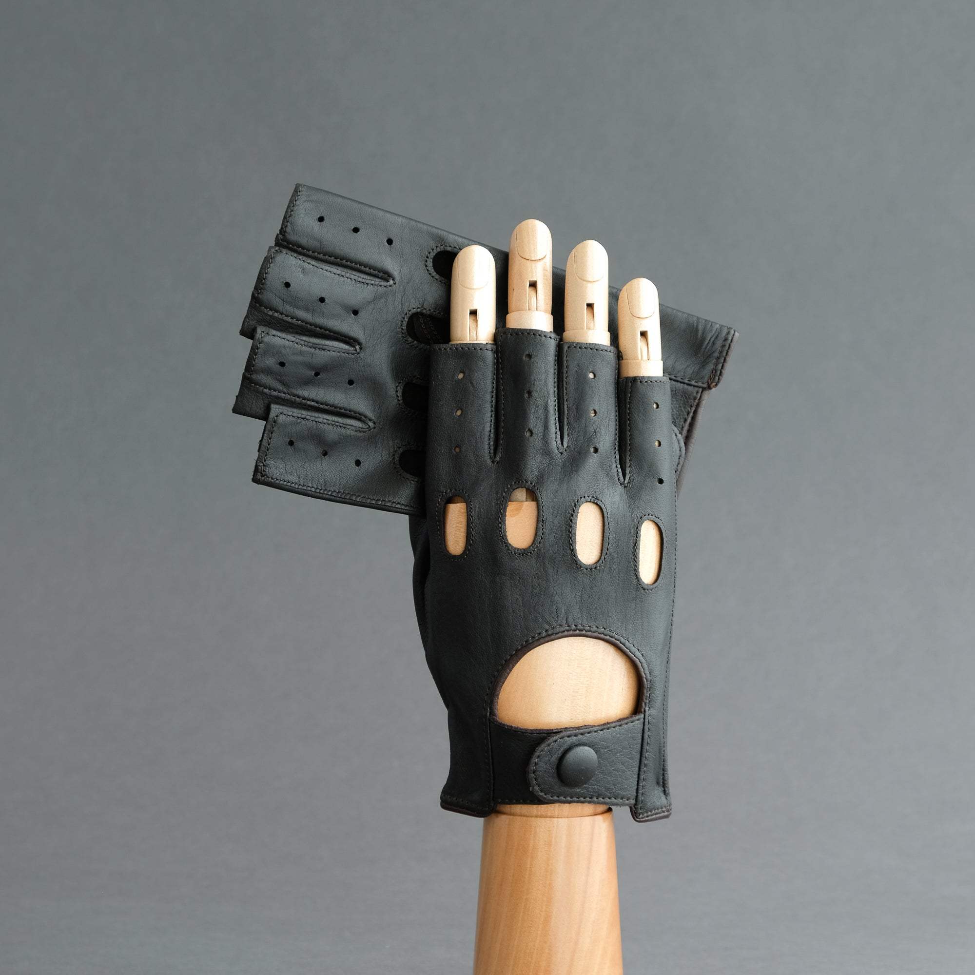 Gentlemen&#39;s Fingerless Driving Gloves from Dark Brown Deerskin - TR Handschuhe Wien - Thomas Riemer Handmade Gloves