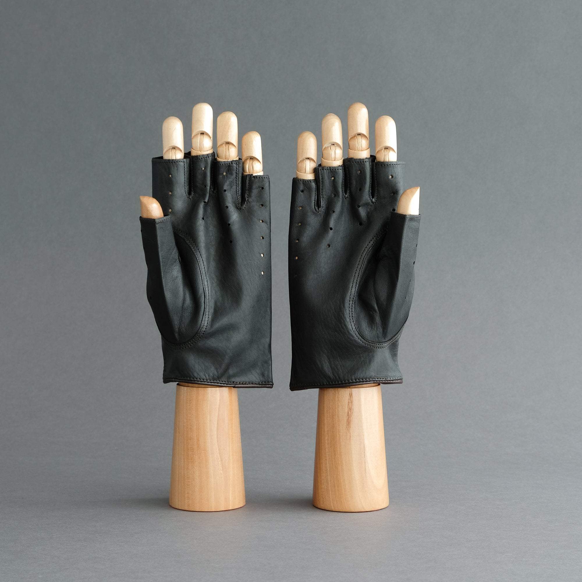 Gentlemen&#39;s Fingerless Driving Gloves from Dark Brown Deerskin - TR Handschuhe Wien - Thomas Riemer Handmade Gloves