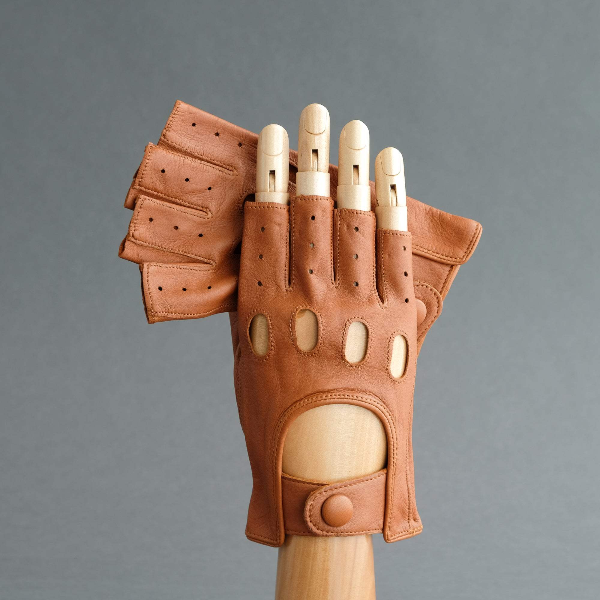 Gentlemen&#39;s Fingerless Driving Gloves from Fauve Deerskin - TR Handschuhe Wien - Thomas Riemer Handmade Gloves