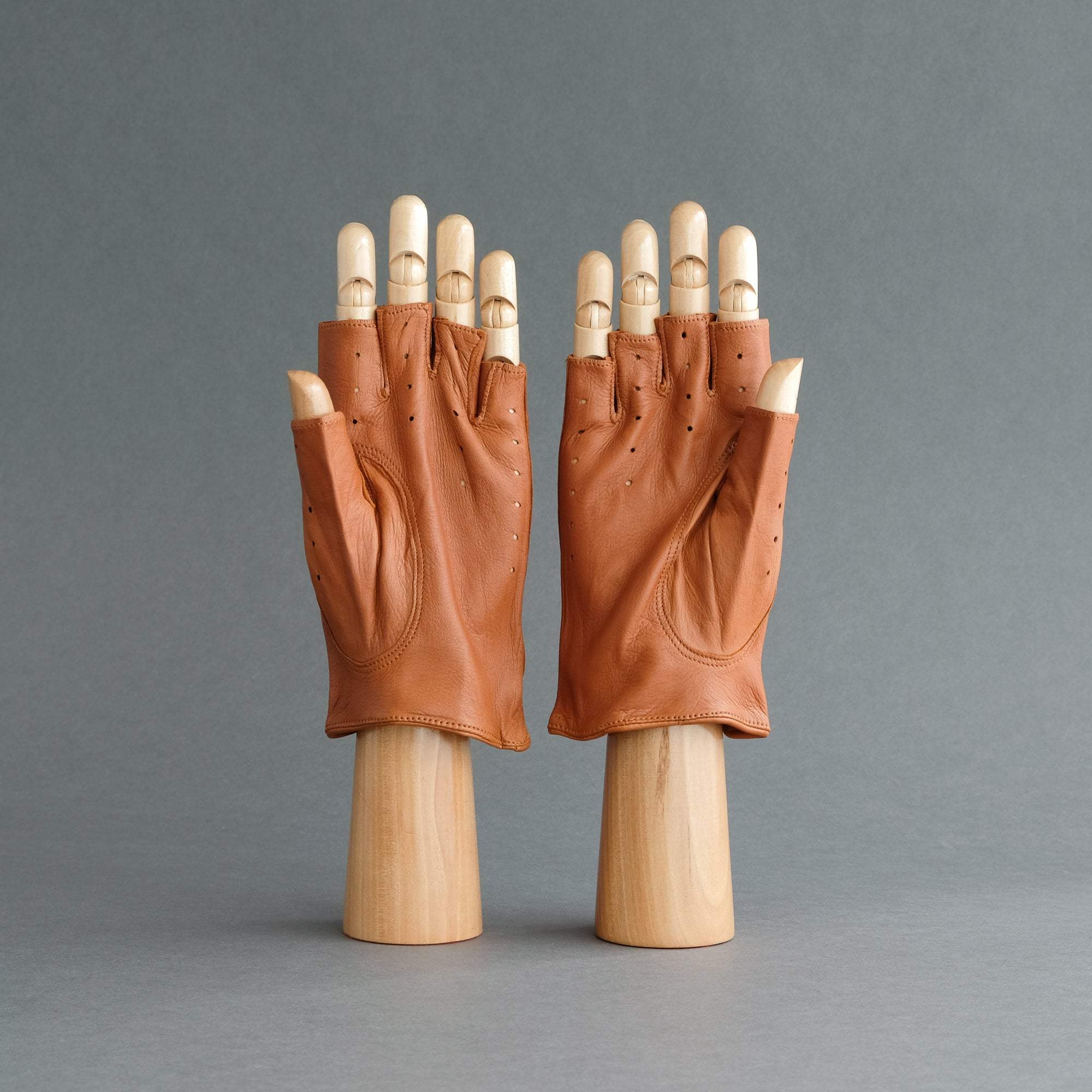 Gentlemen&#39;s Fingerless Driving Gloves from Fauve Deerskin - TR Handschuhe Wien - Thomas Riemer Handmade Gloves