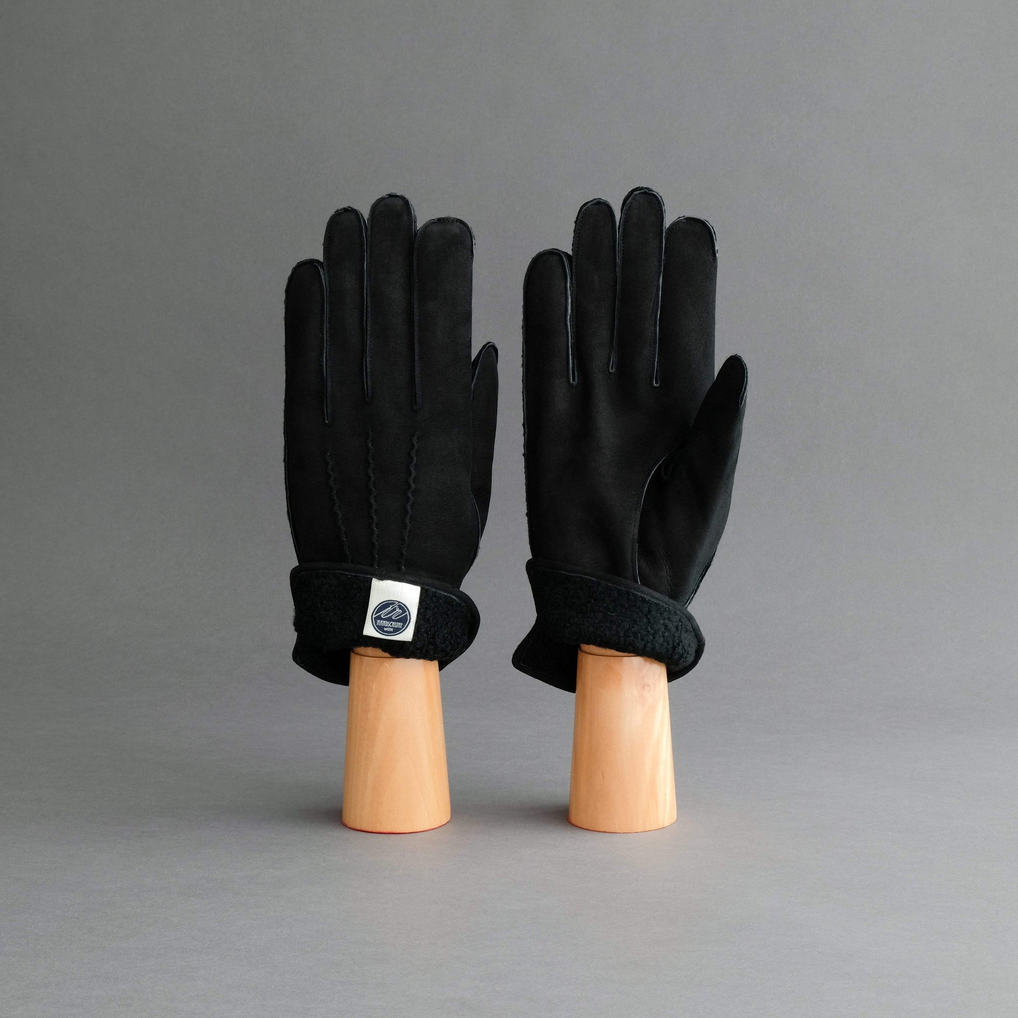 Gentlemen's Gloves From Black Curly Lambskin - TR Handschuhe Wien - Thomas Riemer Handmade Gloves