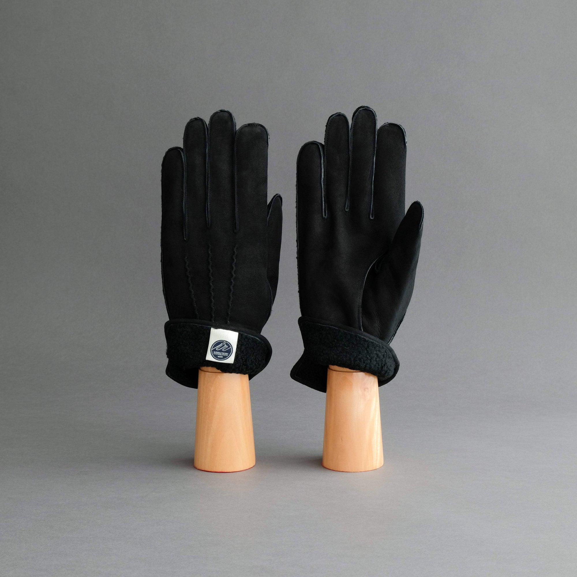 Gentlemen&#39;s Gloves From Black Curly Lambskin - TR Handschuhe Wien - Thomas Riemer Handmade Gloves