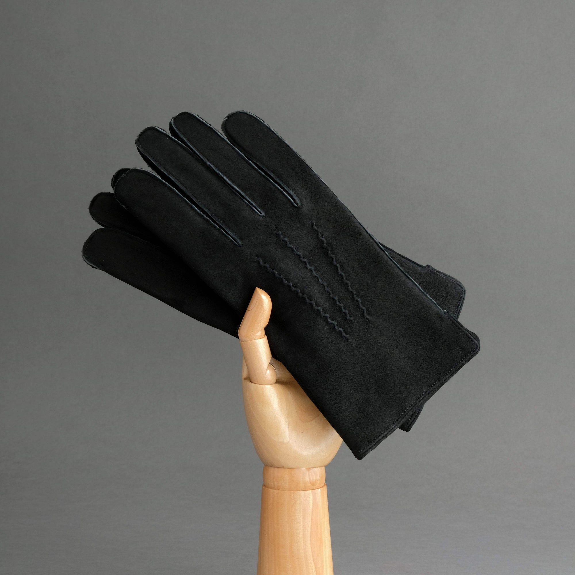 Gentlemen&#39;s Gloves From Black Curly Lambskin - TR Handschuhe Wien - Thomas Riemer Handmade Gloves