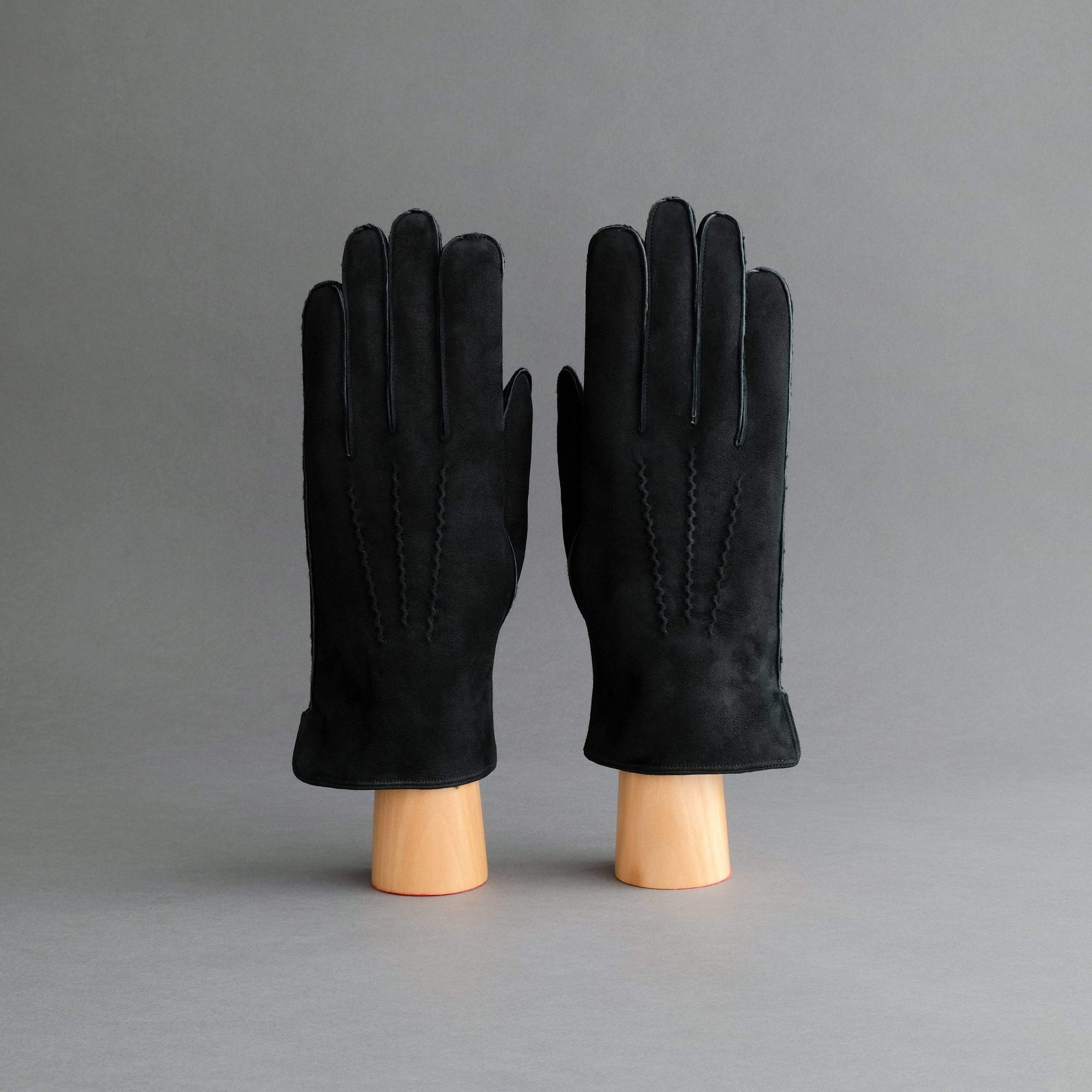 Gentlemen&#39;s Gloves From Black Curly Lambskin - TR Handschuhe Wien - Thomas Riemer Handmade Gloves