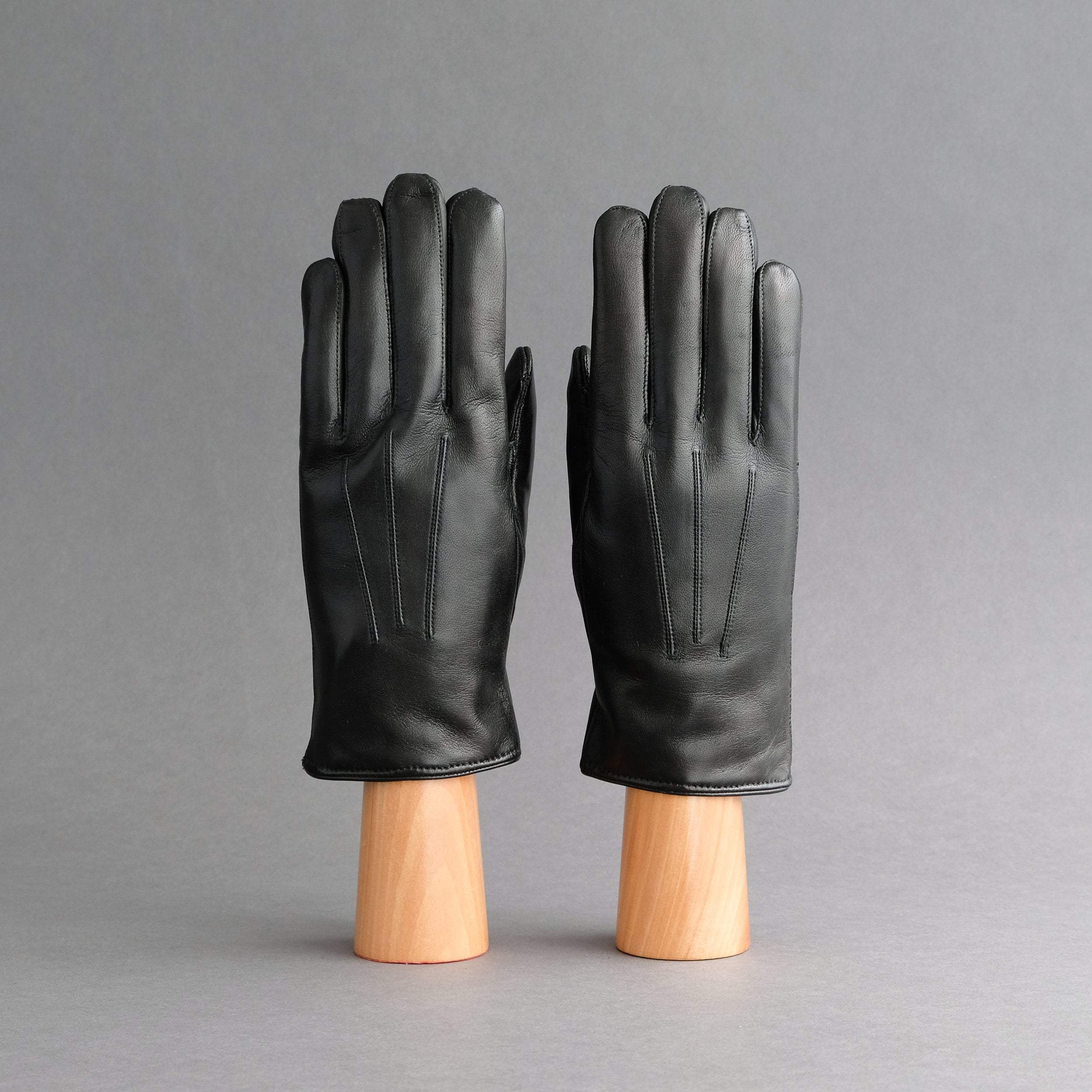 Gentlemen&#39;s Gloves from Black Hair Sheep Nappa Lined with Purple Cashmere - TR Handschuhe Wien - Thomas Riemer Handmade Gloves