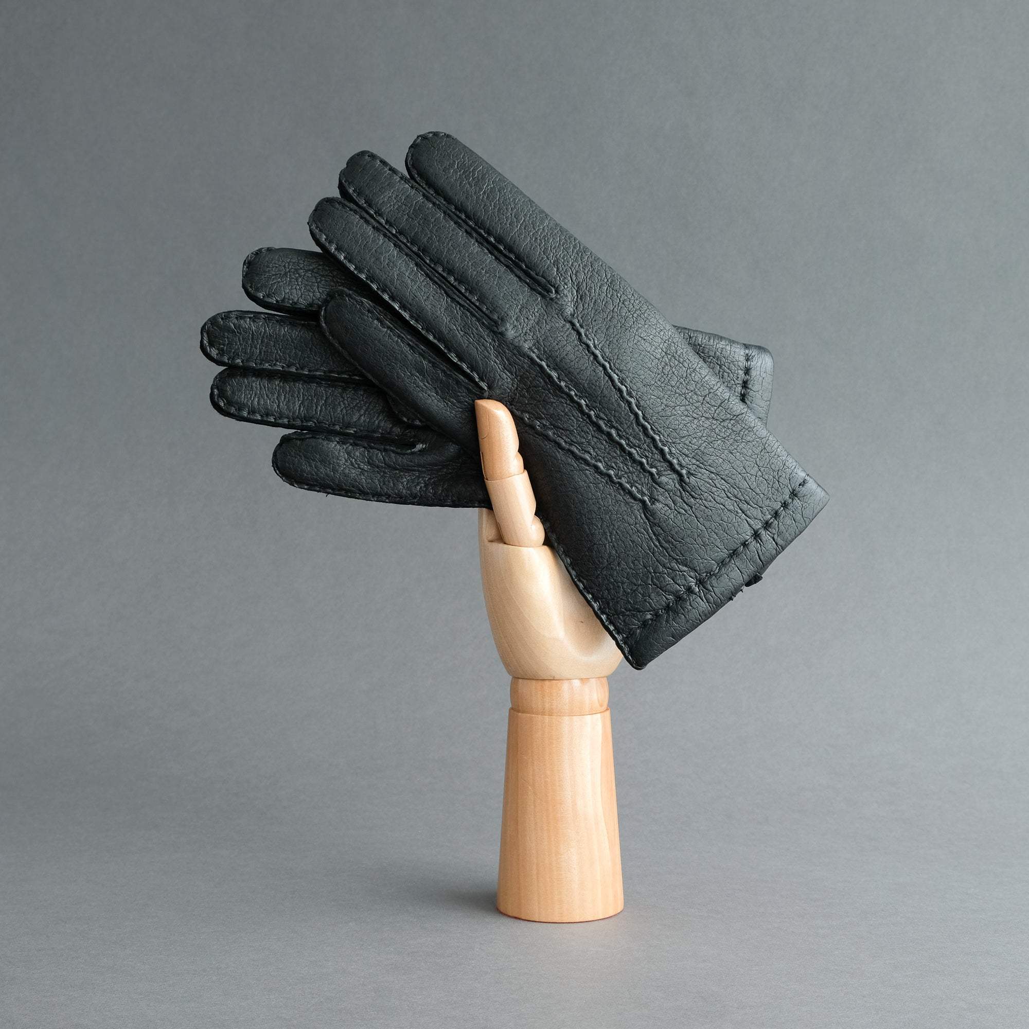 Gentlemen&#39;s Gloves from Black Peccary Lined with Cashmere - TR Handschuhe Wien - Thomas Riemer Handmade Gloves
