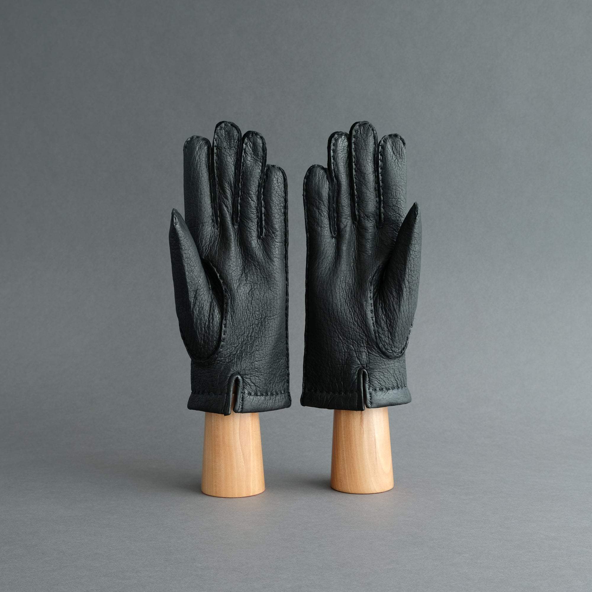 Gentlemen&#39;s Gloves from Black Peccary Lined with Cashmere - TR Handschuhe Wien - Thomas Riemer Handmade Gloves