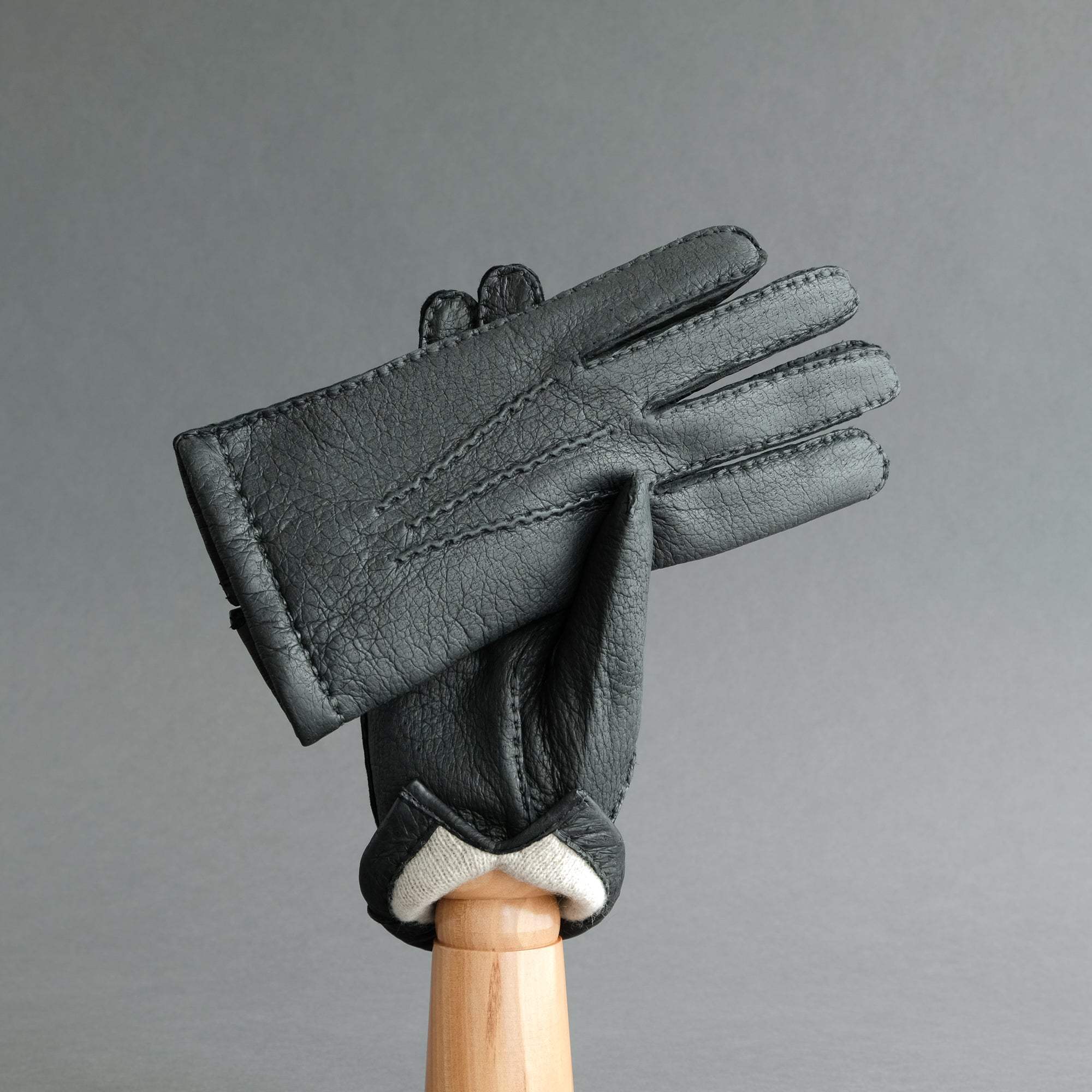 Gentlemen&#39;s Gloves from Black Peccary Lined with Cashmere - TR Handschuhe Wien - Thomas Riemer Handmade Gloves