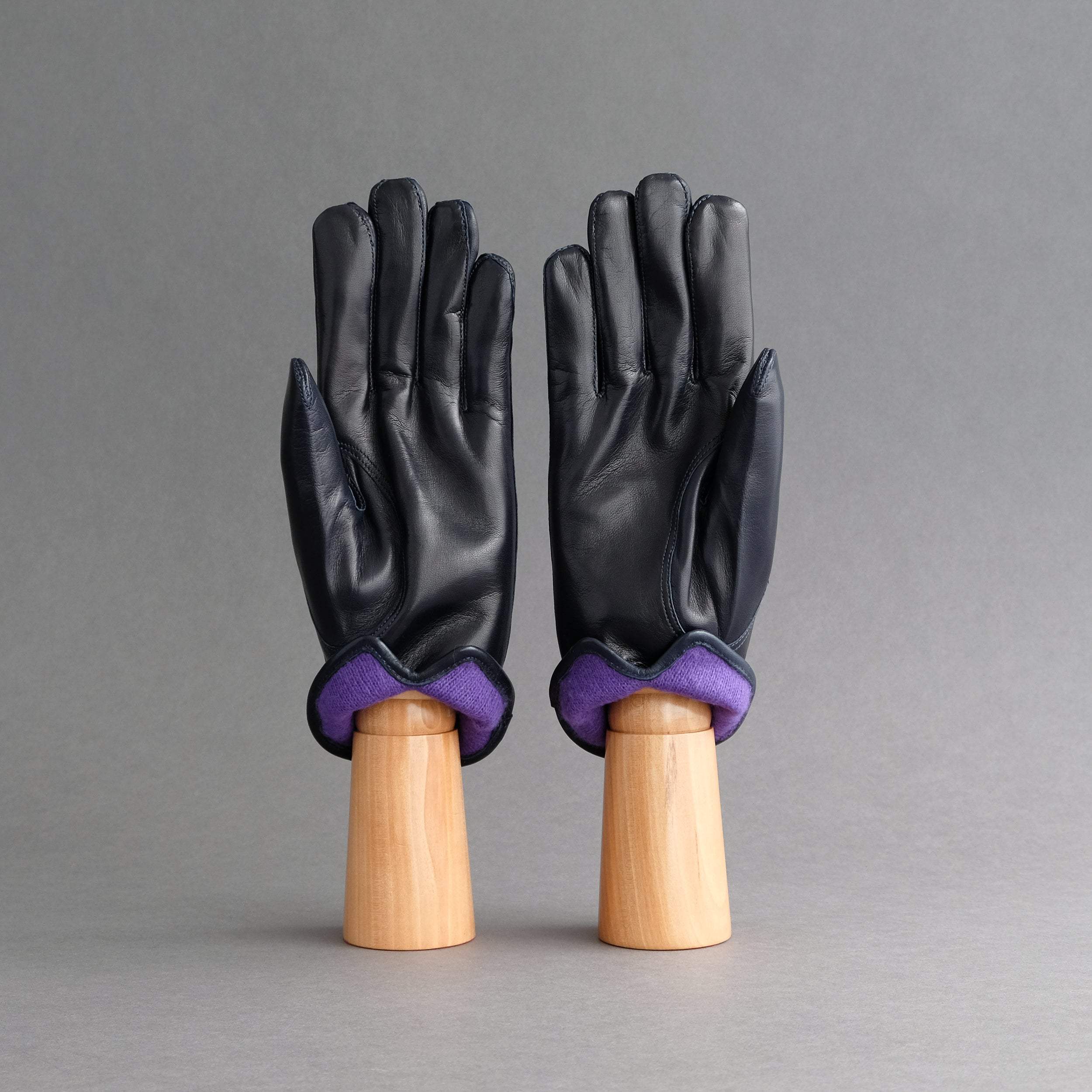 Gentlemen&#39;s Gloves from Blue Hair Sheep Nappa Lined with Purple Cashmere - TR Handschuhe Wien - Thomas Riemer Handmade Gloves