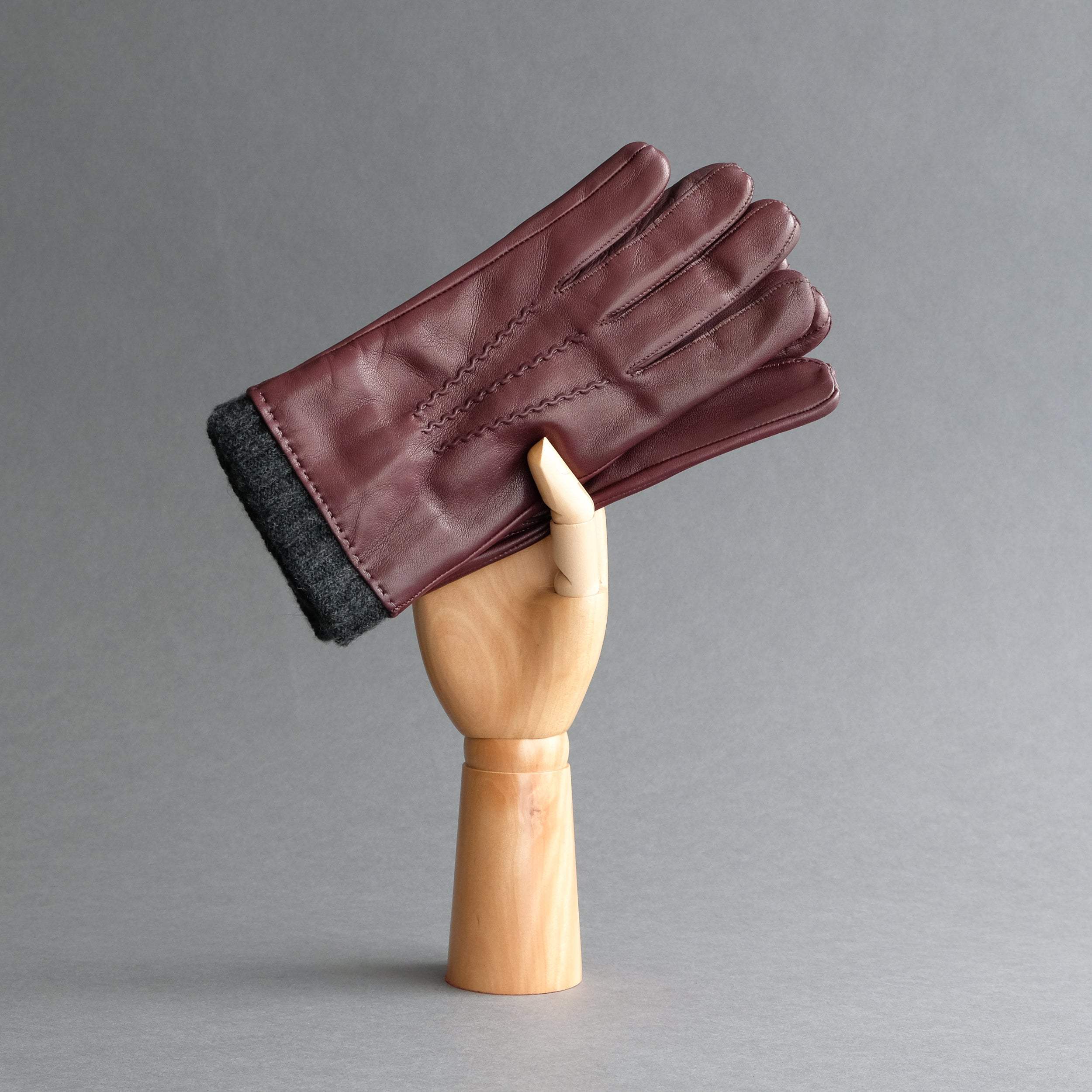 Gentlemen&#39;s Gloves from Bordeaux Hair Sheep Nappa Lined With Cashmere - TR Handschuhe Wien - Thomas Riemer Handmade Gloves