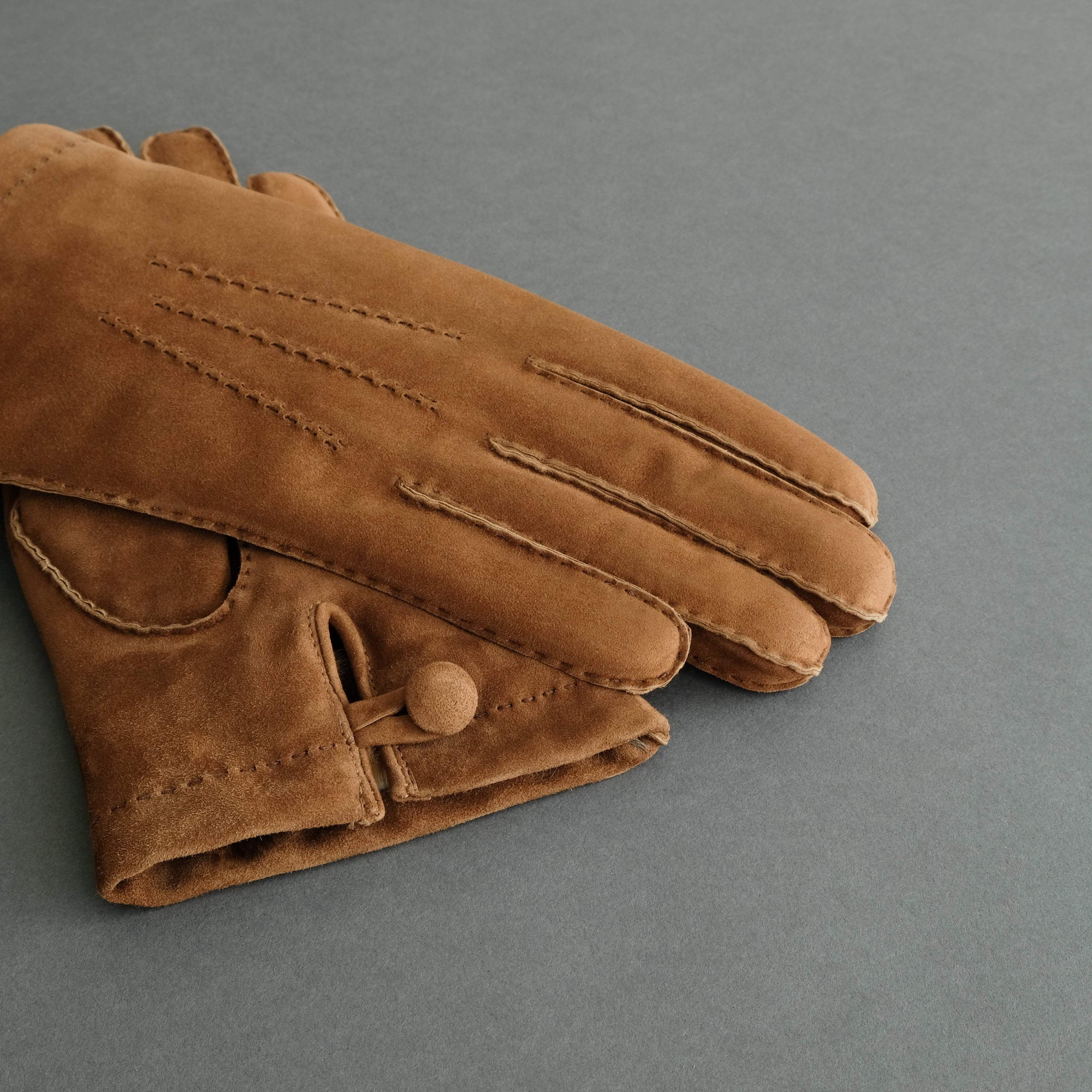 Gentlemen&#39;s Gloves from Brown Reindeer Suede Lined with Orylag Fur - TR Handschuhe Wien - Thomas Riemer Handmade Gloves