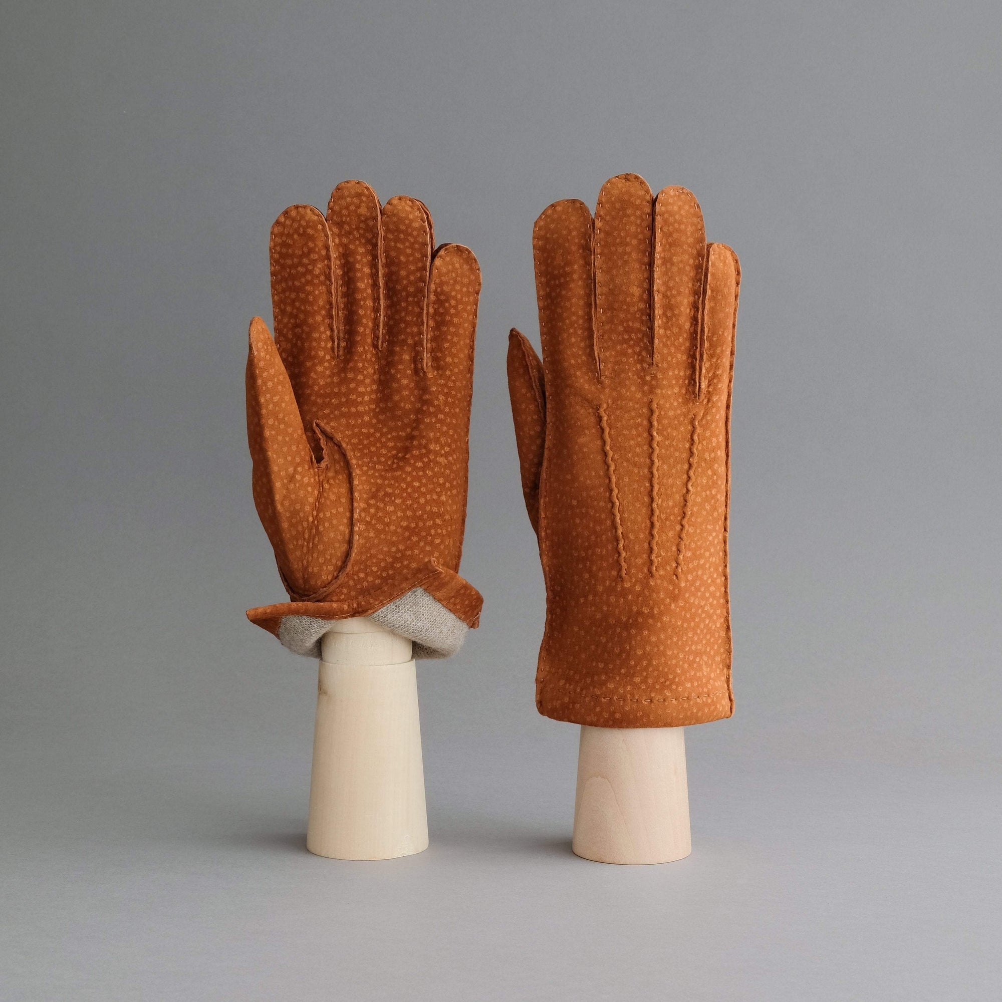 Gentlemen&#39;s Gloves from Cognac Carpincho Leather Lined With Cashmere - TR Handschuhe Wien - Thomas Riemer Handmade Gloves