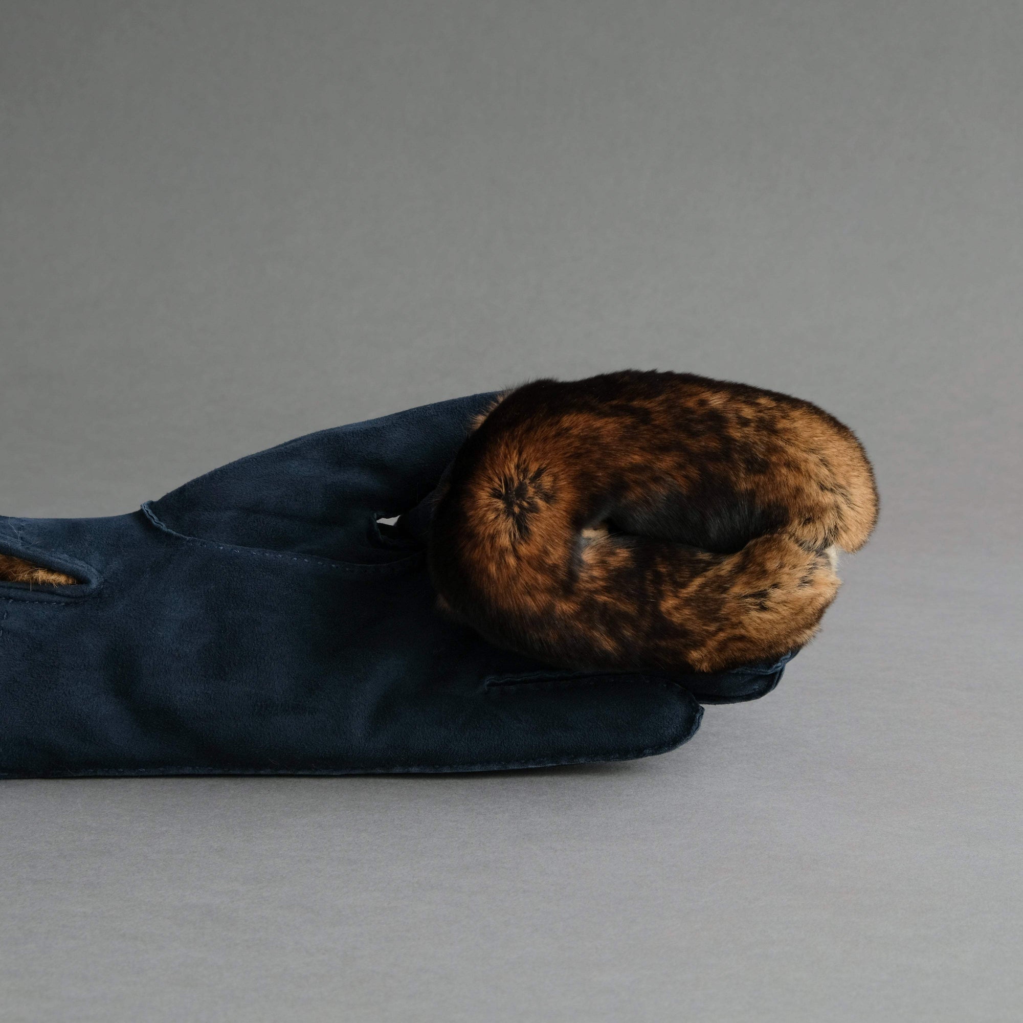 Gentlemen&#39;s Gloves from Dark Blue Reindeer Suede Lined with Orylag Fur - TR Handschuhe Wien - Thomas Riemer Handmade Gloves