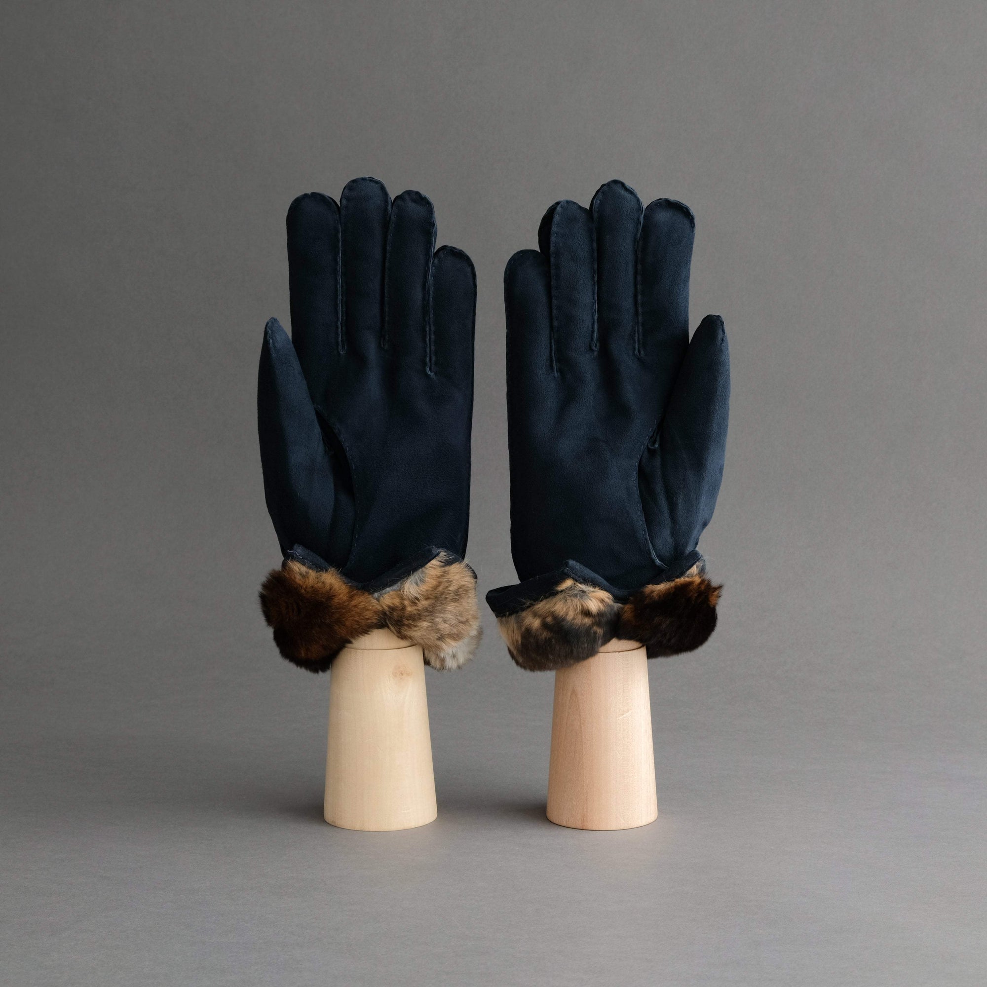 Gentlemen&#39;s Gloves from Dark Blue Reindeer Suede Lined with Orylag Fur - TR Handschuhe Wien - Thomas Riemer Handmade Gloves