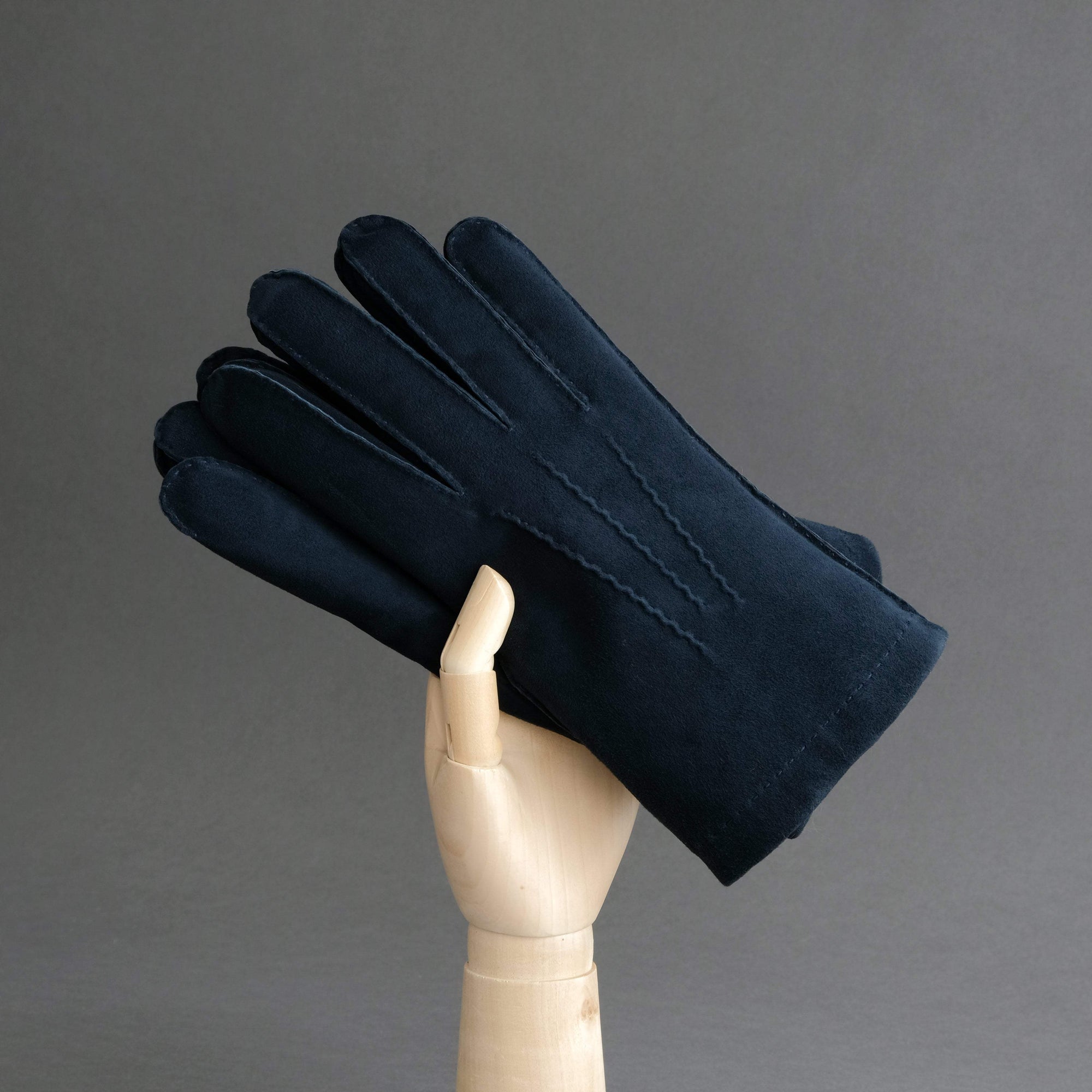 Gentlemen&#39;s Gloves from Dark Blue Reindeer Suede Lined with Orylag Fur - TR Handschuhe Wien - Thomas Riemer Handmade Gloves
