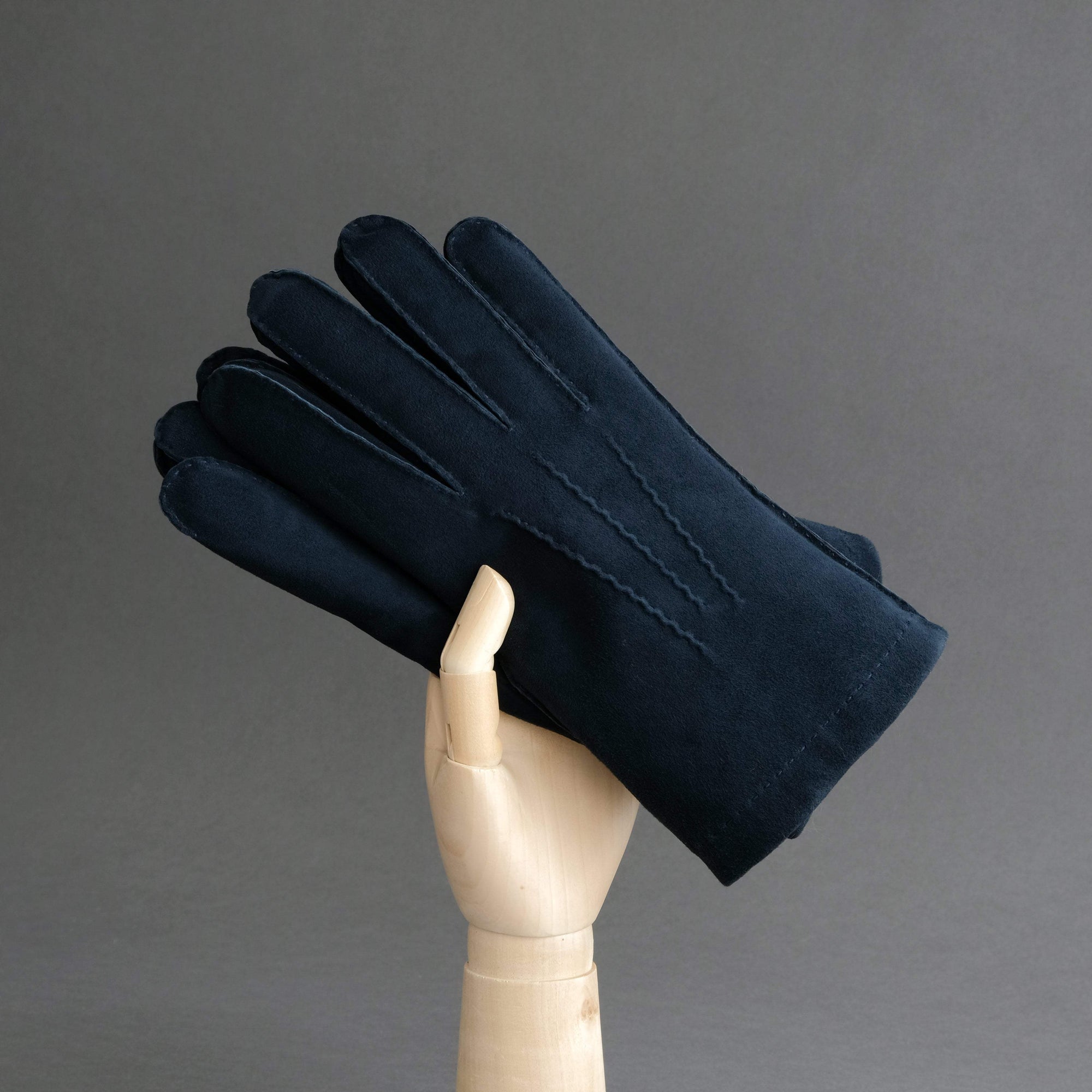 Gentlemen's Gloves from Dark Blue Reindeer Suede Lined with Orylag Fur - TR Handschuhe Wien - Thomas Riemer Handmade Gloves