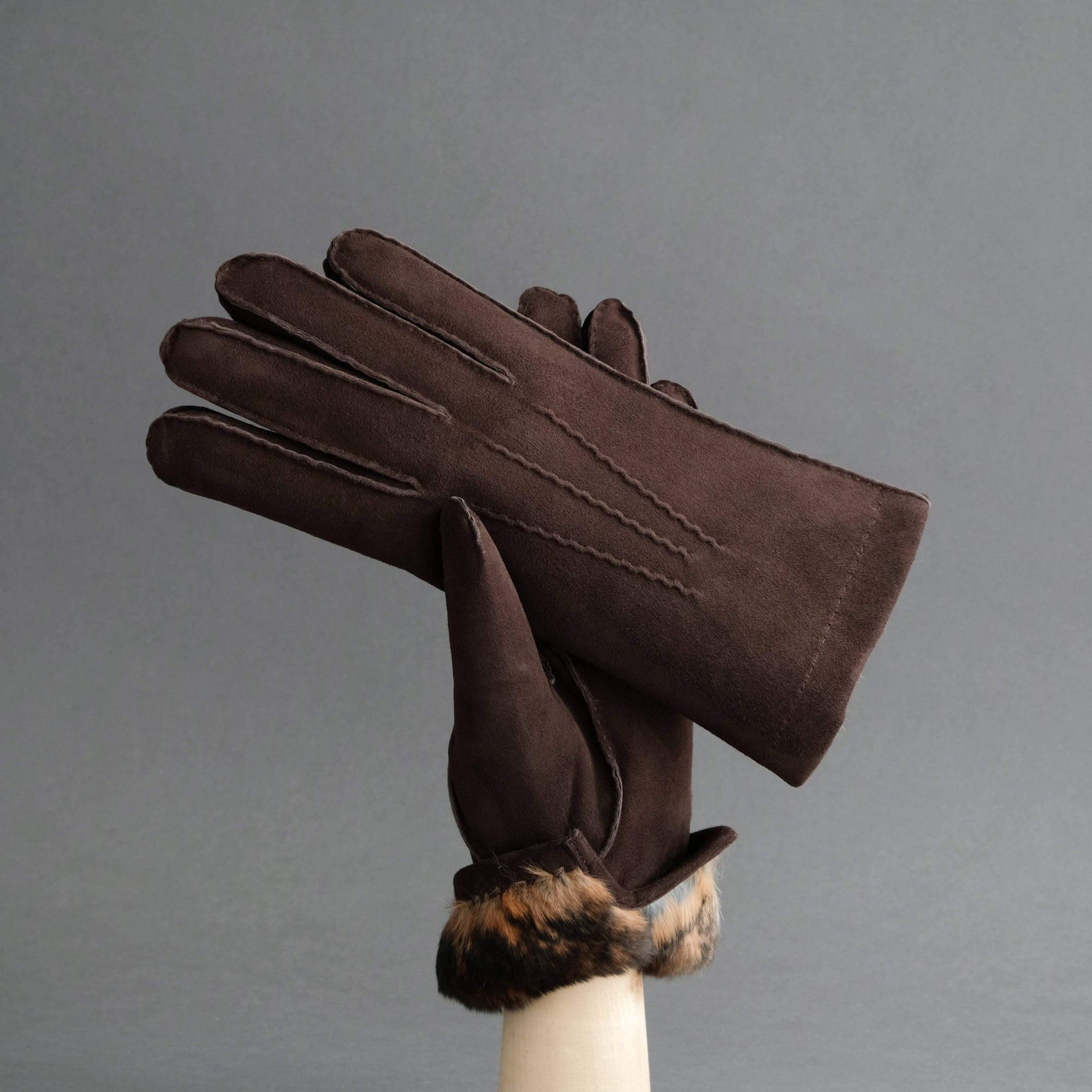 Gentlemen's Gloves from Dark Brown Reindeer Suede Lined with Orylag Fur - TR Handschuhe Wien - Thomas Riemer Handmade Gloves