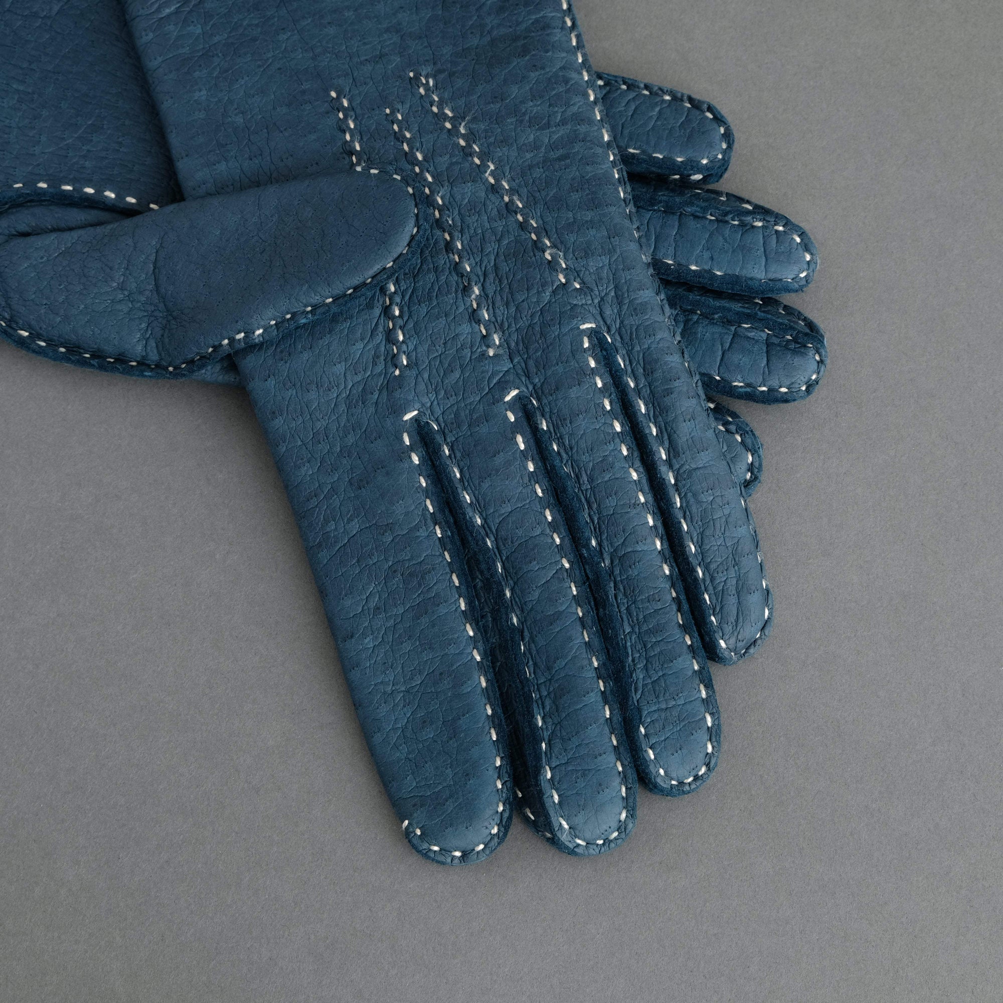 Gentlemen&#39;s Gloves from Denim Blue Peccary Lined with Cashmere - TR Handschuhe Wien - Thomas Riemer Handmade Gloves